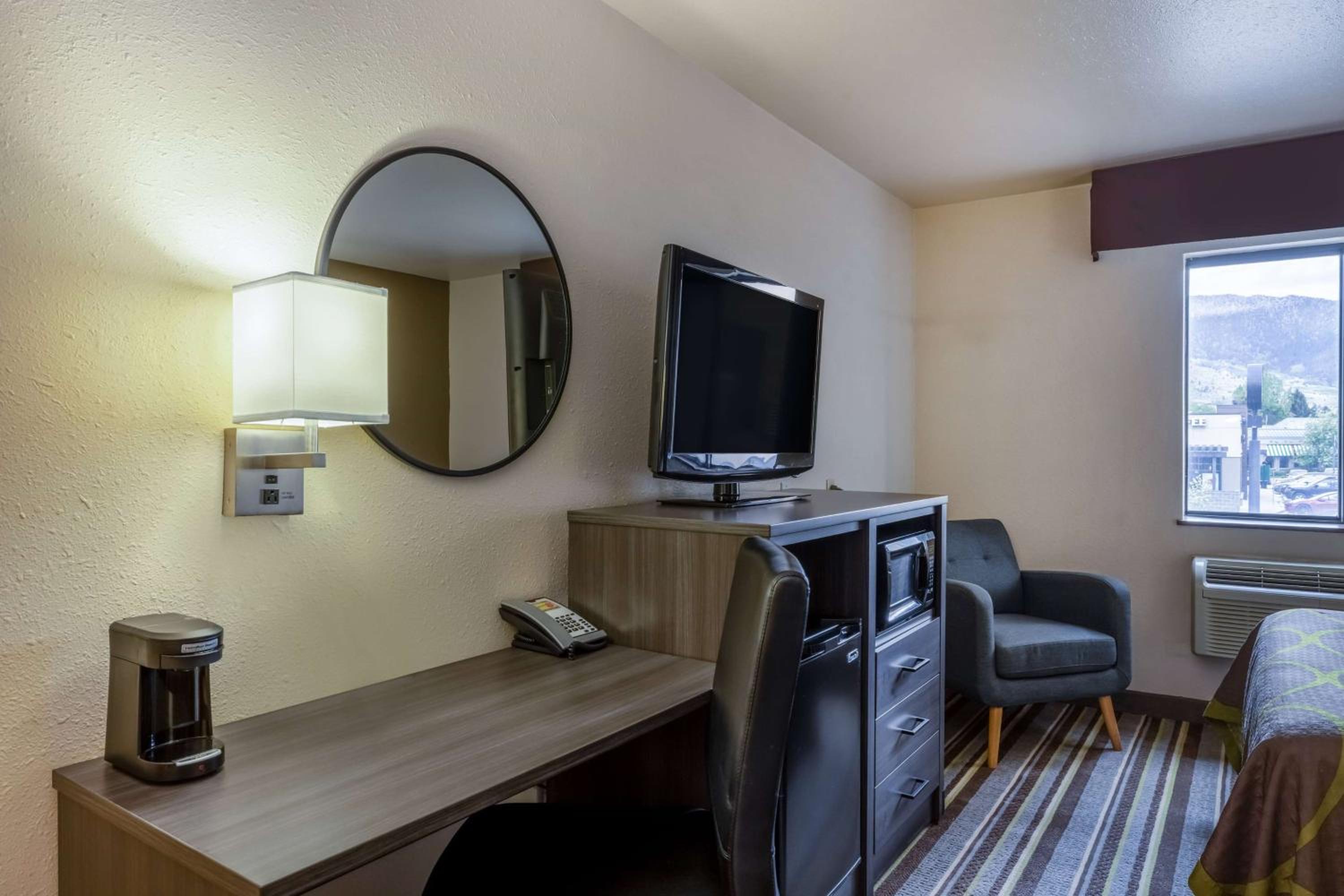 Queen Room with Two Queen Beds - Non-Smoking photo 2