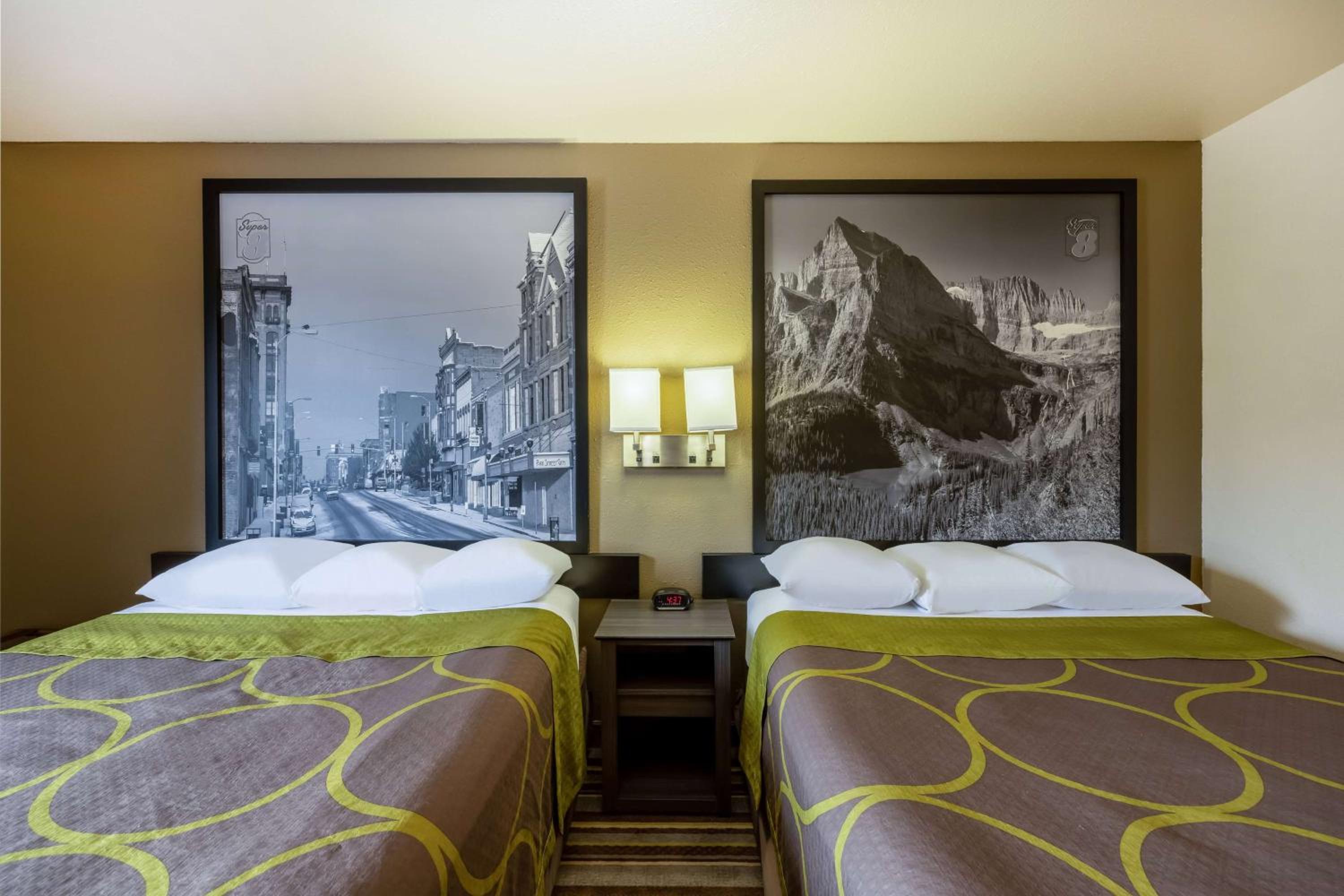 Queen Room with Two Queen Beds - Non-Smoking photo 1