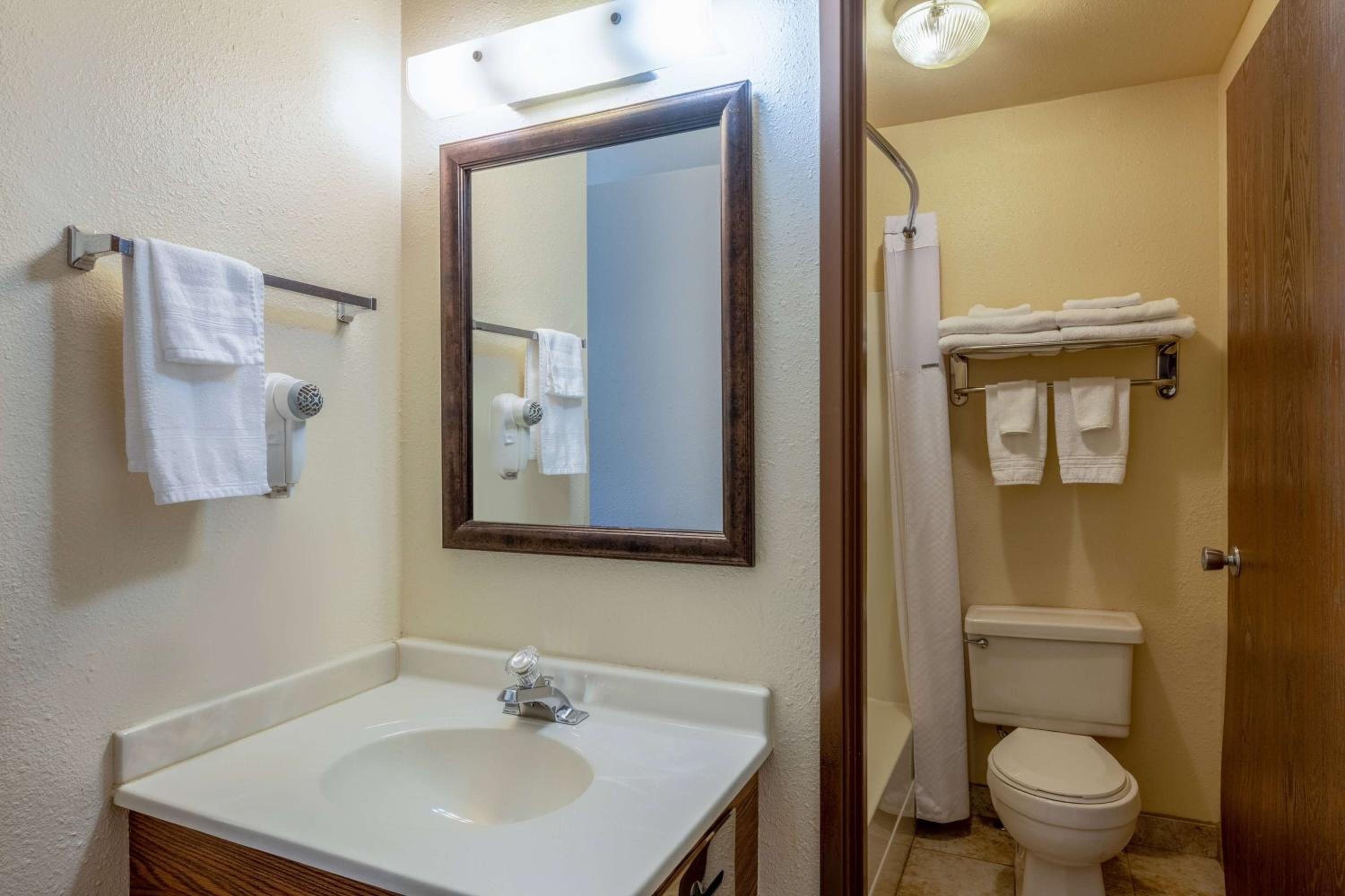 Studio Suite with Two Queen Beds - Non-Smoking photo 3