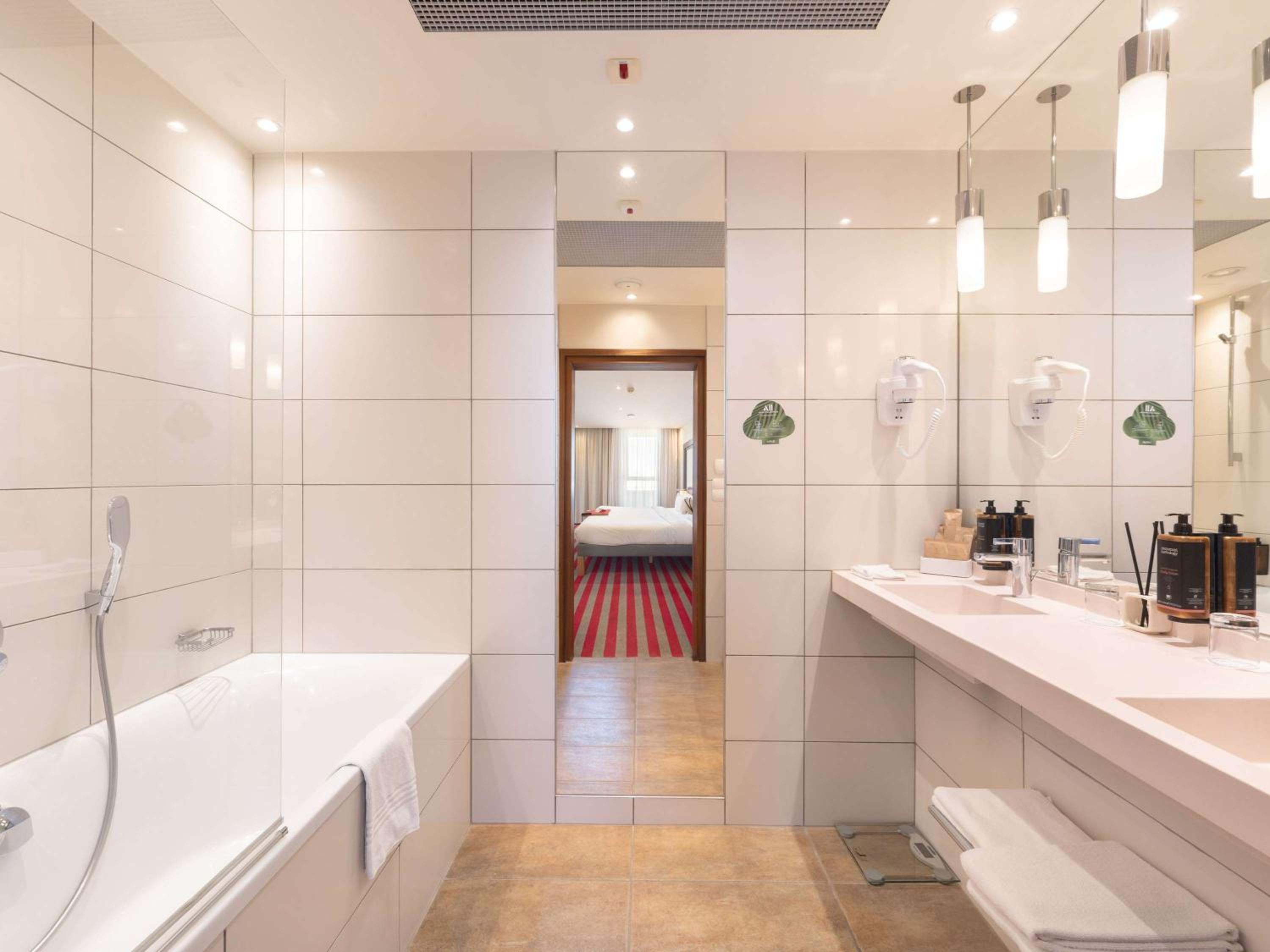 Deluxe Queen Suite - Photo 3