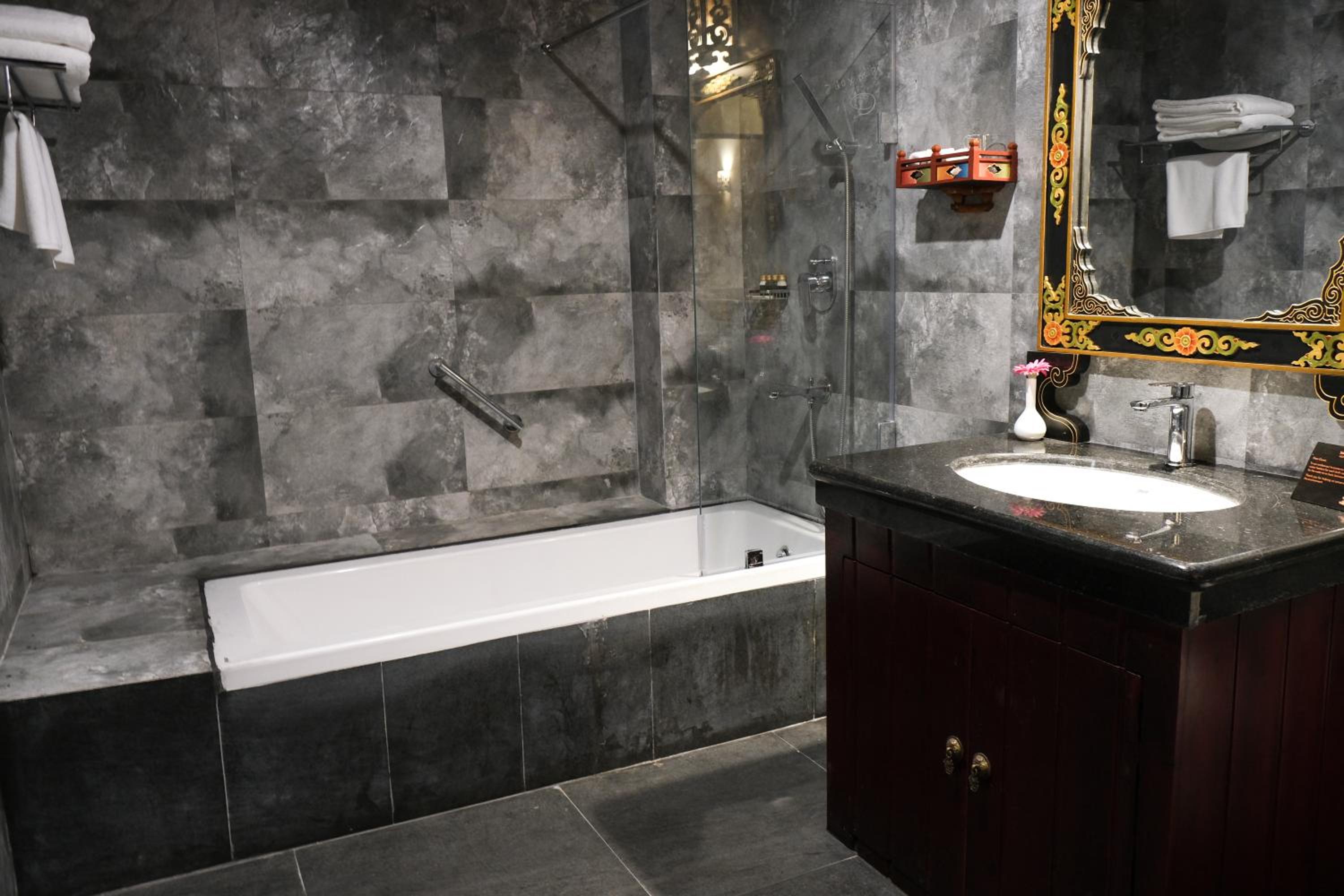 Vajra Suite with Bathtub - Photo 2