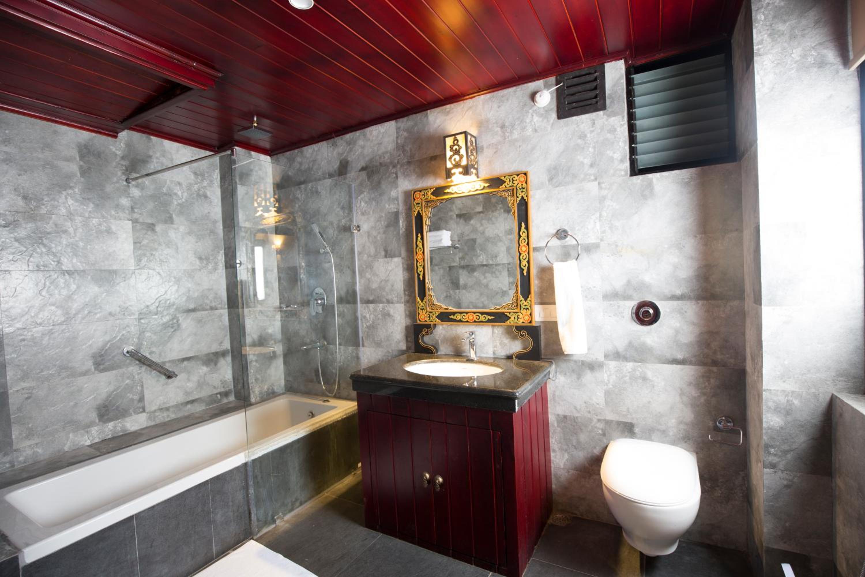 Vajra Suite with Bathtub - Photo 3