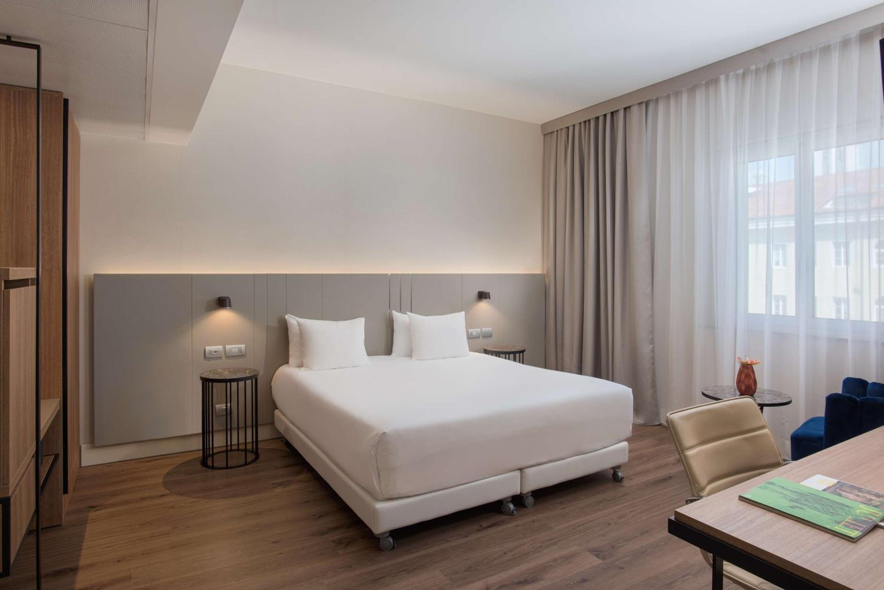 Superior Room with View - Photo 7