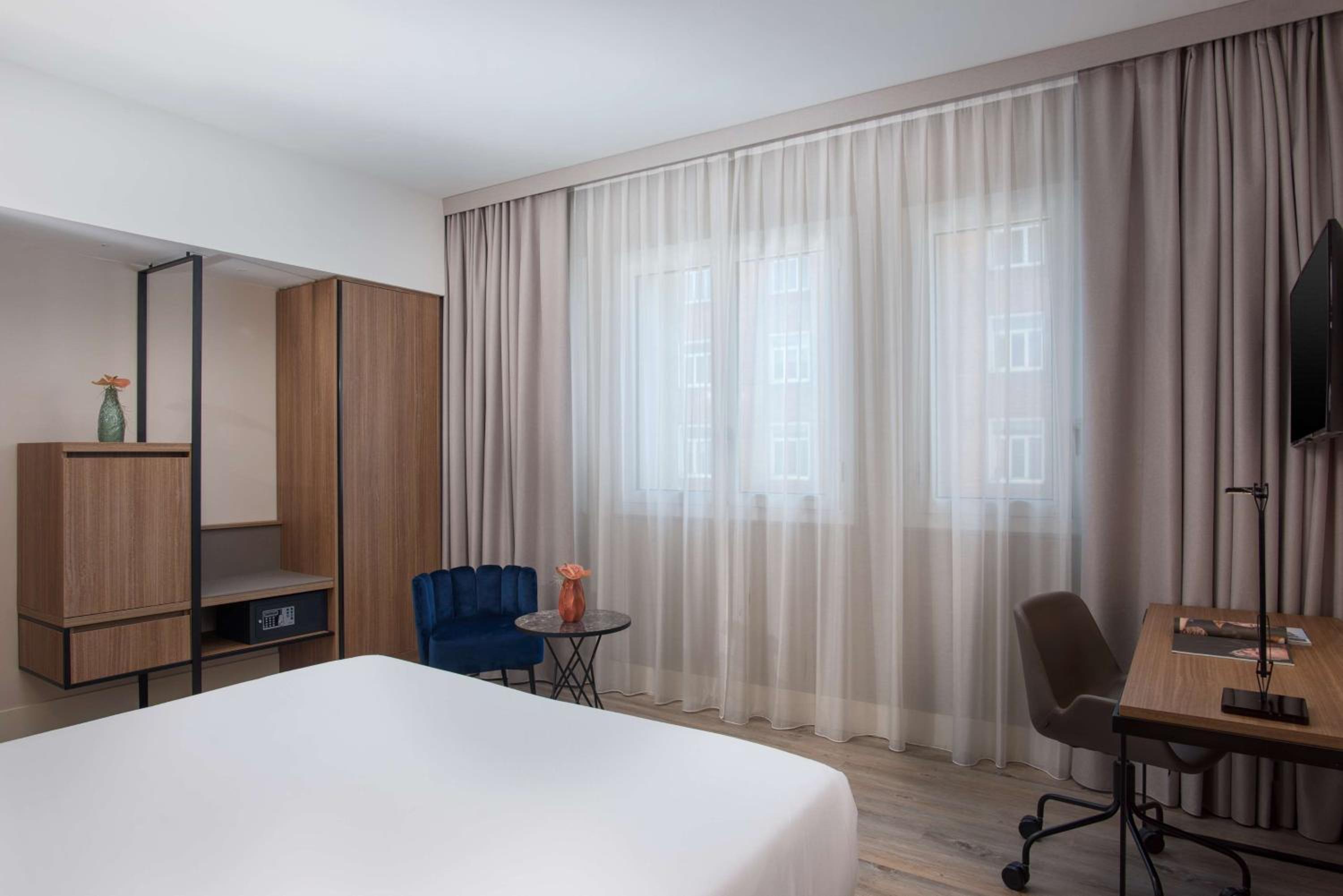 Superior Room with View - Photo 6