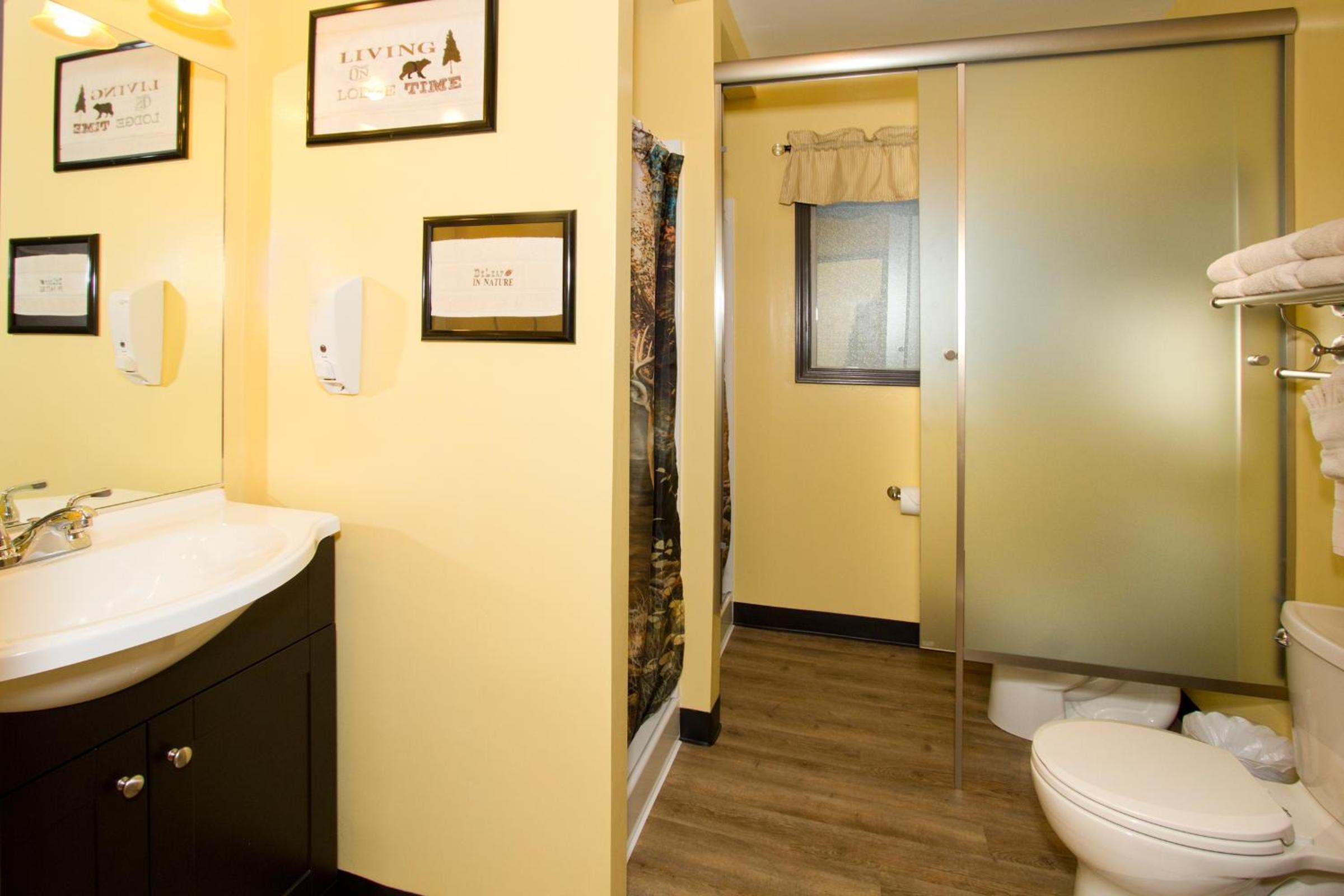Queen Room with Shared Bathroom photo 3