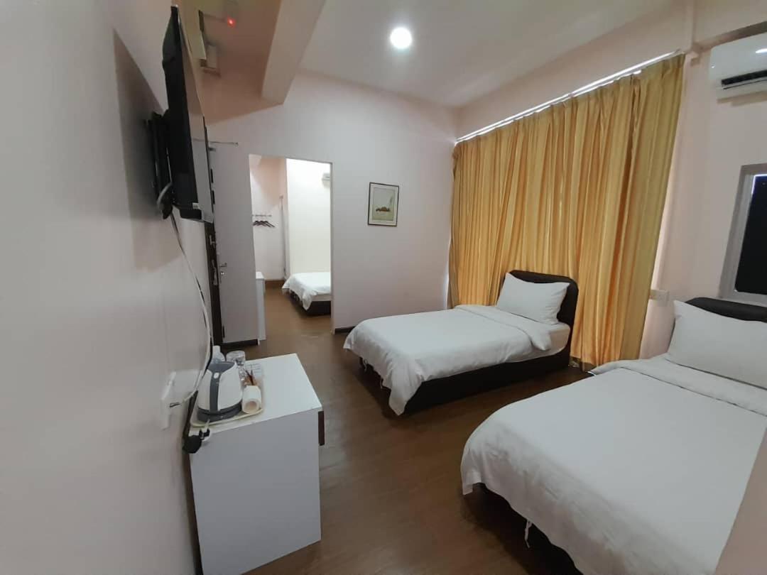 Family Room with Private Bathroom - Photo 2
