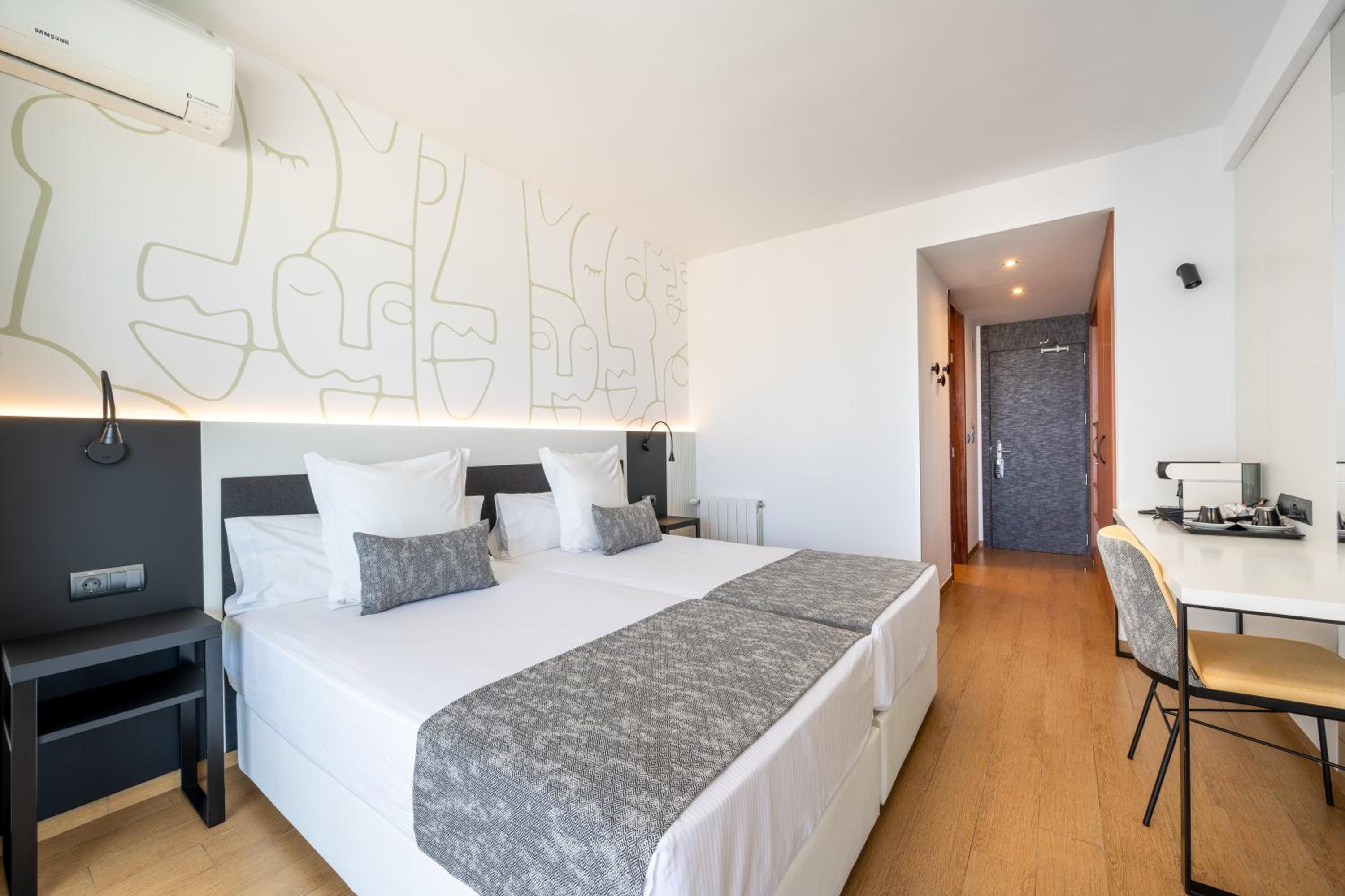 Superior Double or Twin Room with Sea View - Photo 1