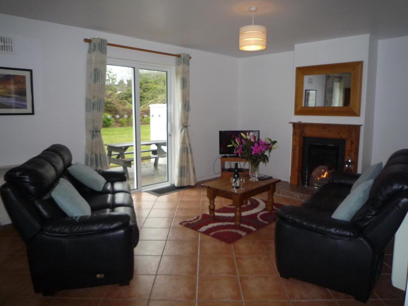 Three-Bedroom House photo 3