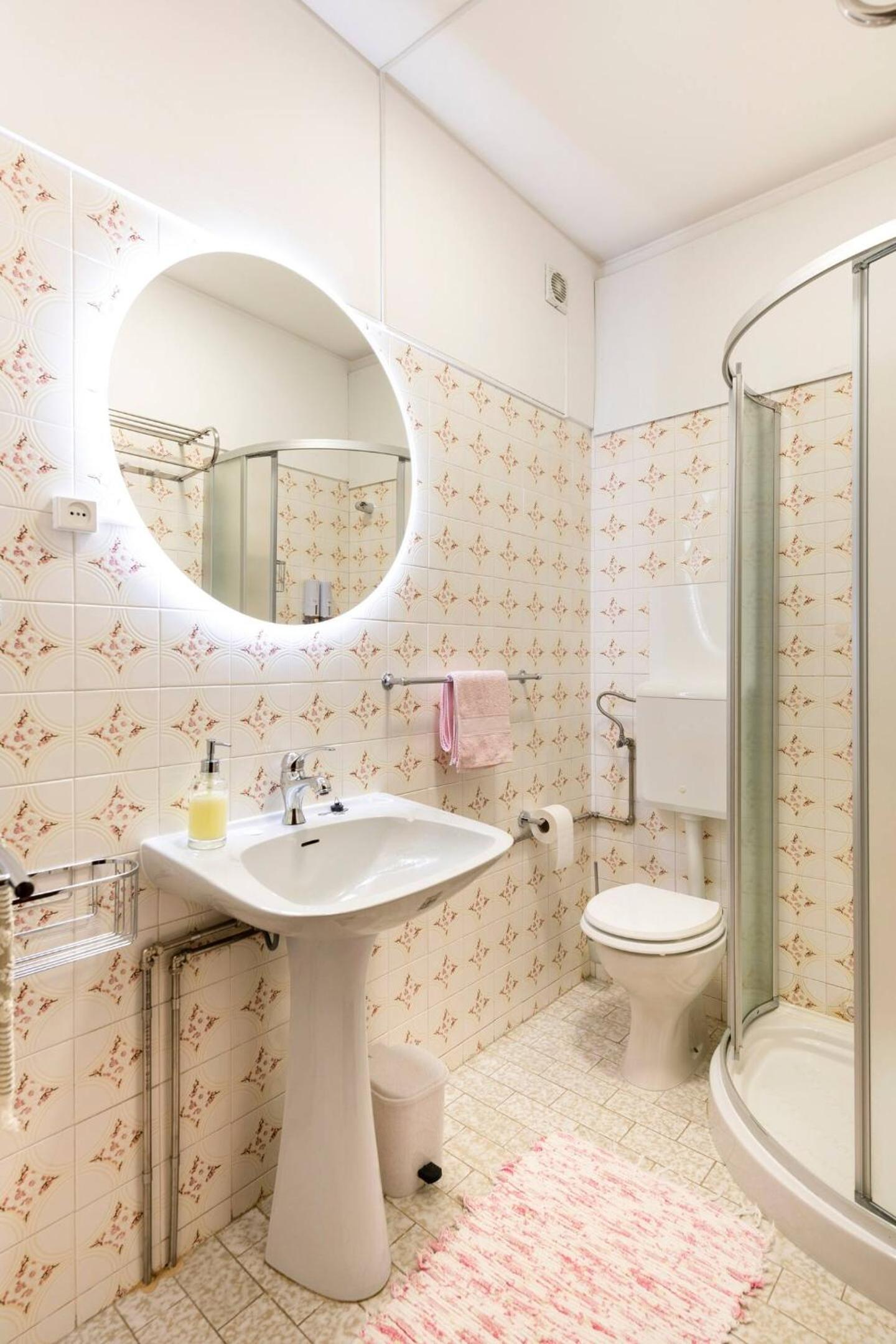 Double Room with Balcony - Photo 9