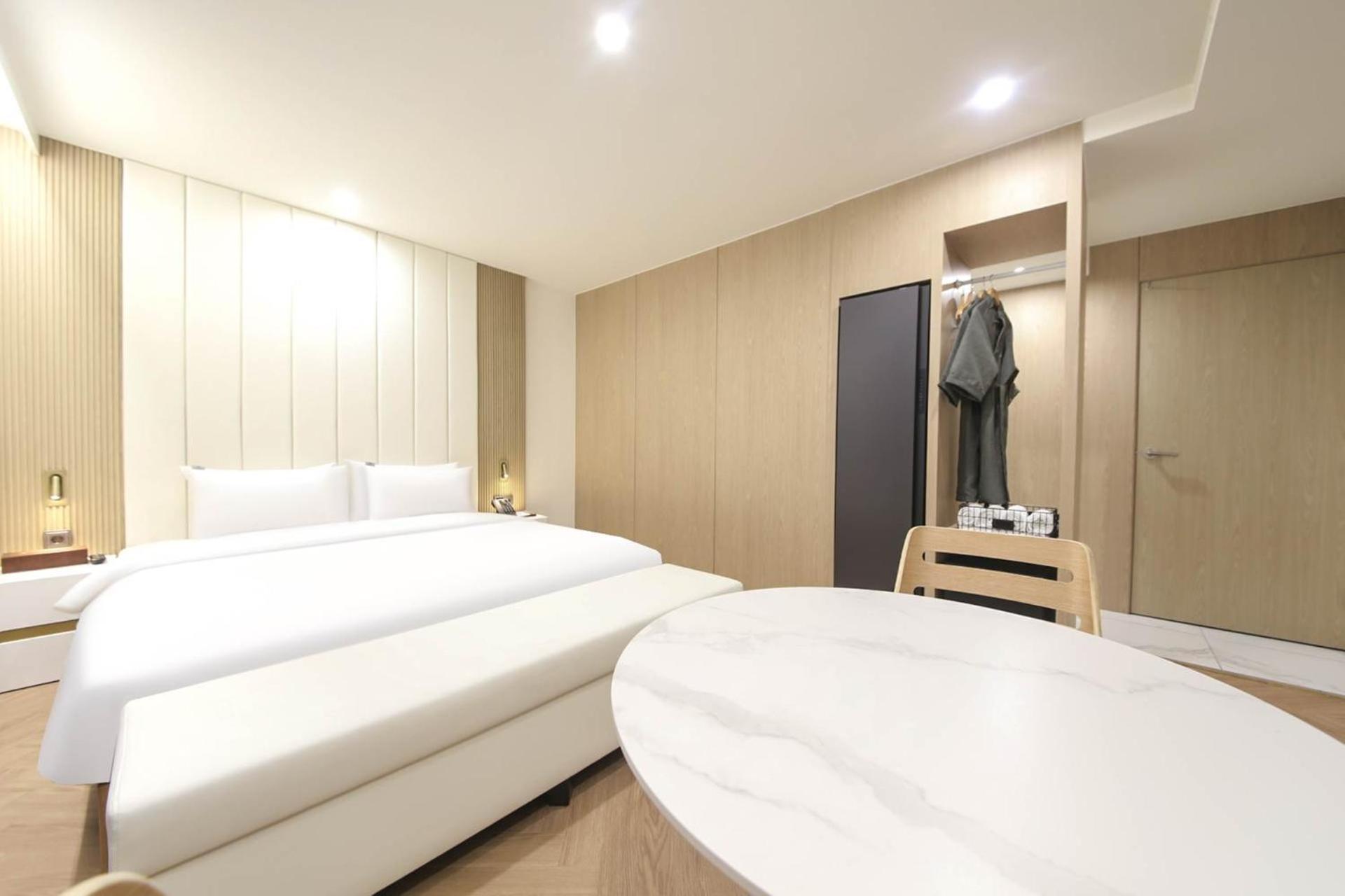 Deluxe King Room with Bath photo 2
