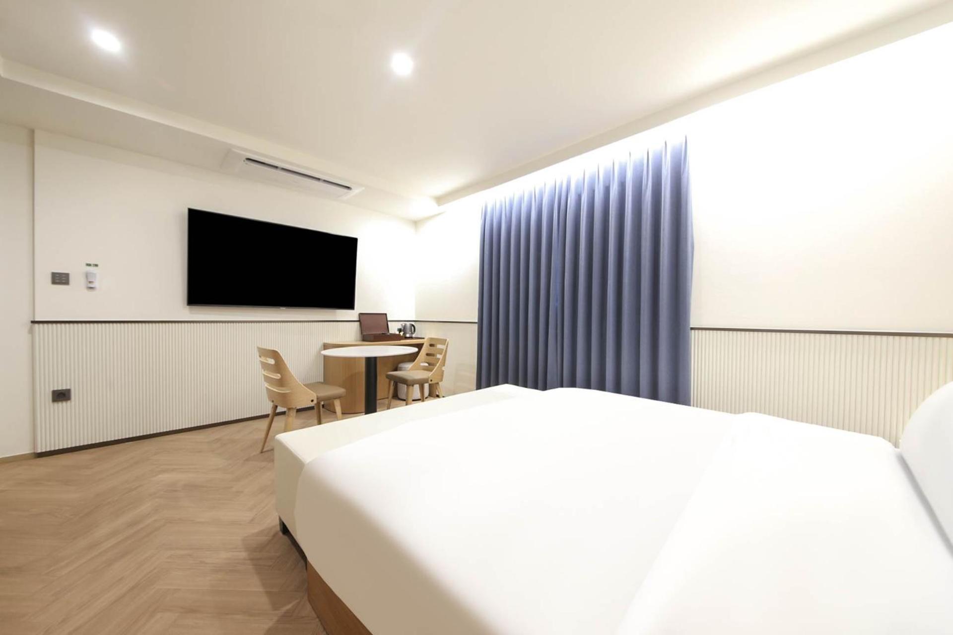 Deluxe King Room with Bath photo 3