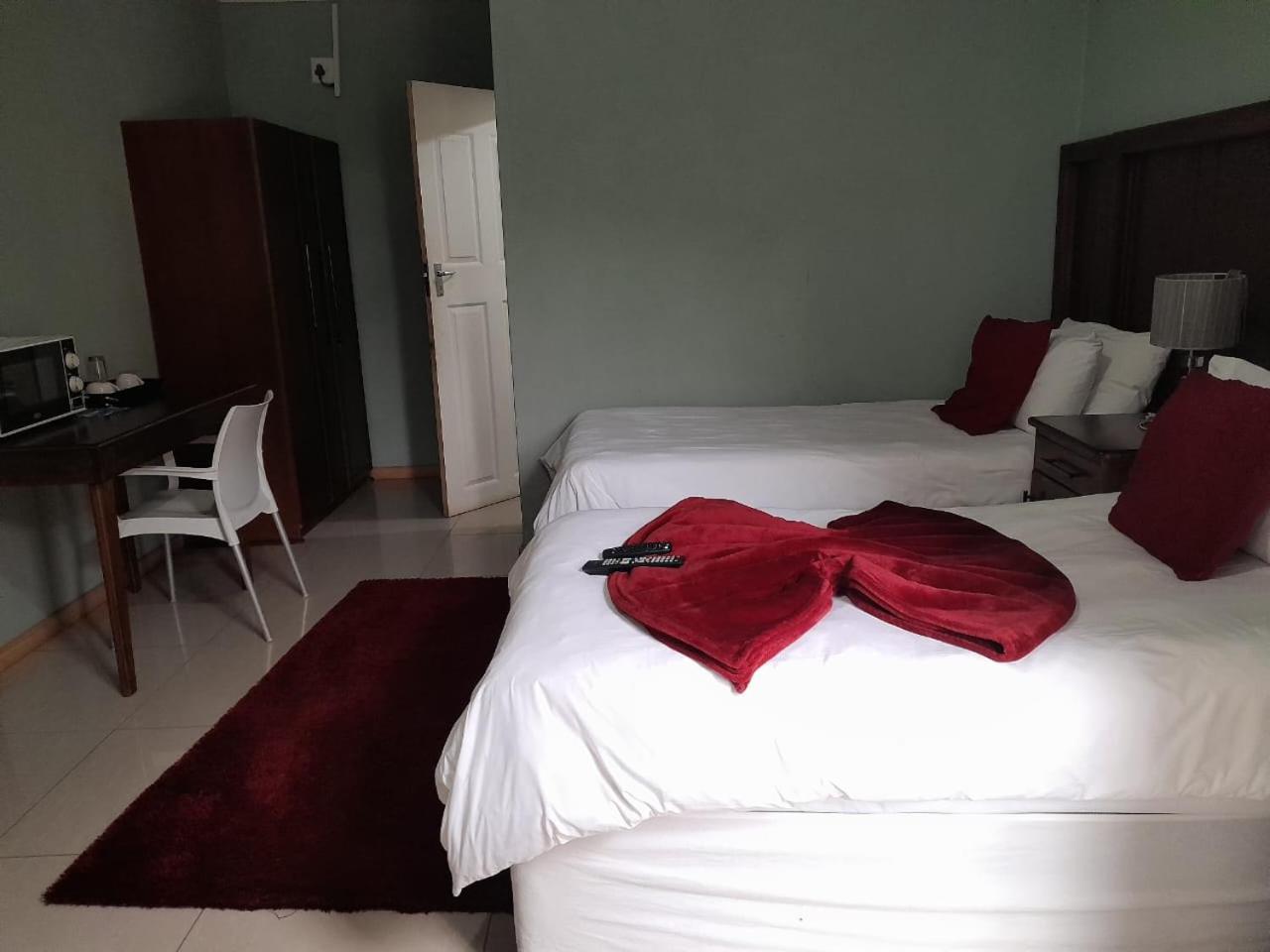 Standard Twin Room - Photo 6