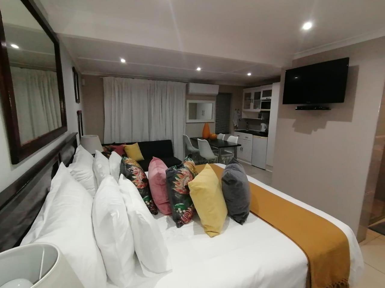 Standard King Room photo 1