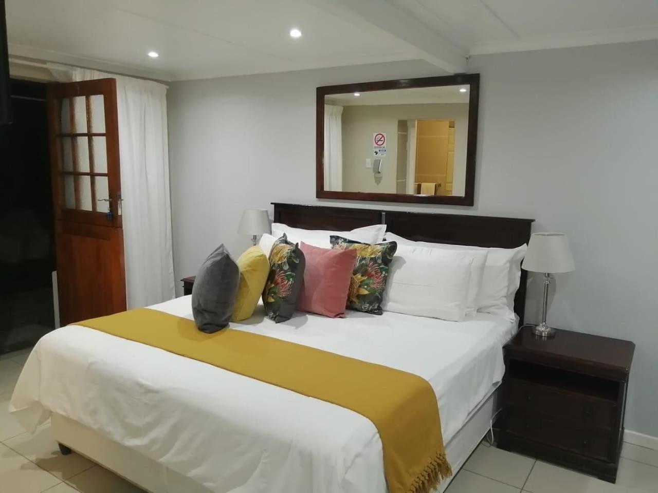 Standard King Room photo 2