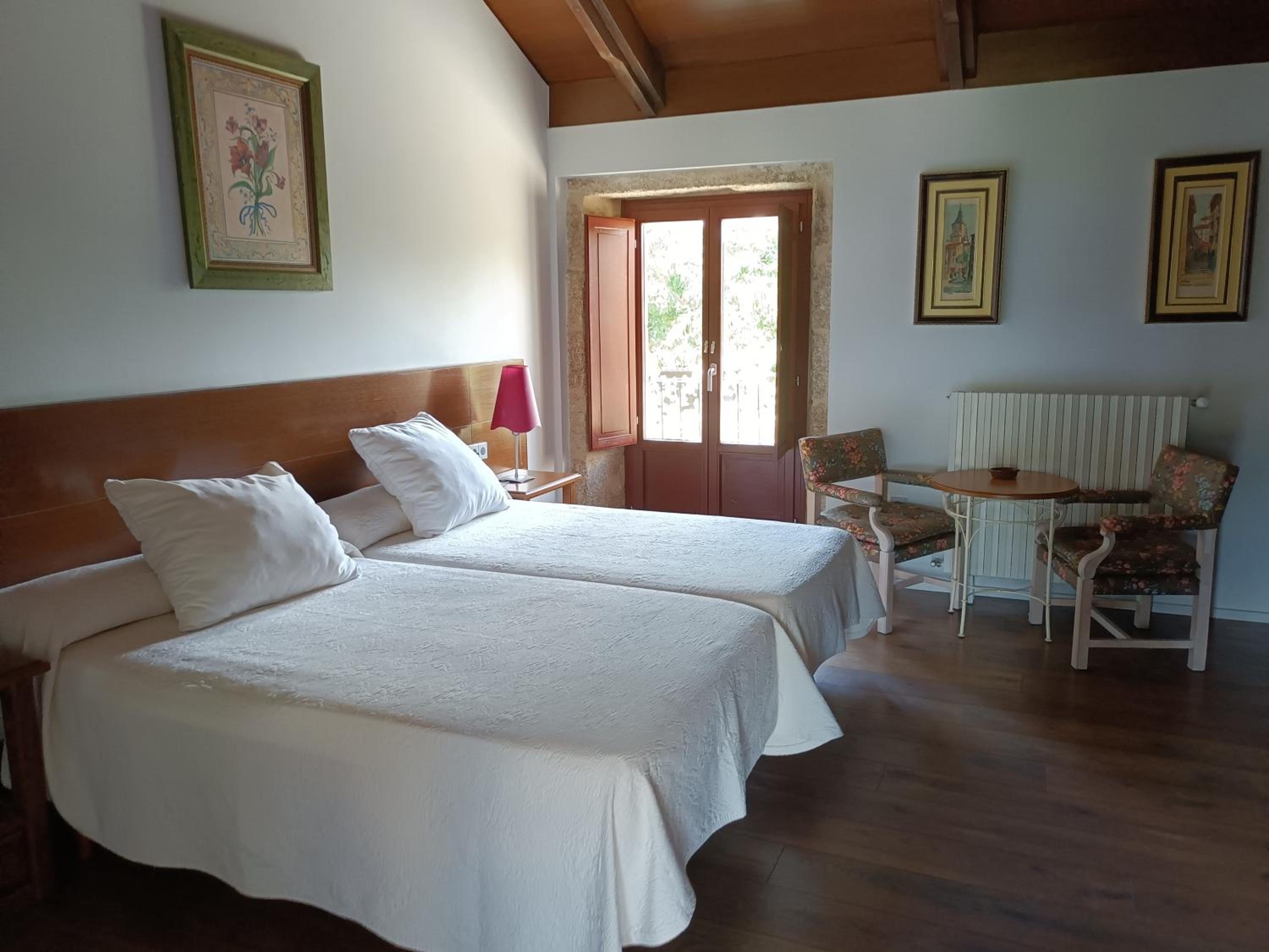 Double Room with Private Bathroom - Photo 10