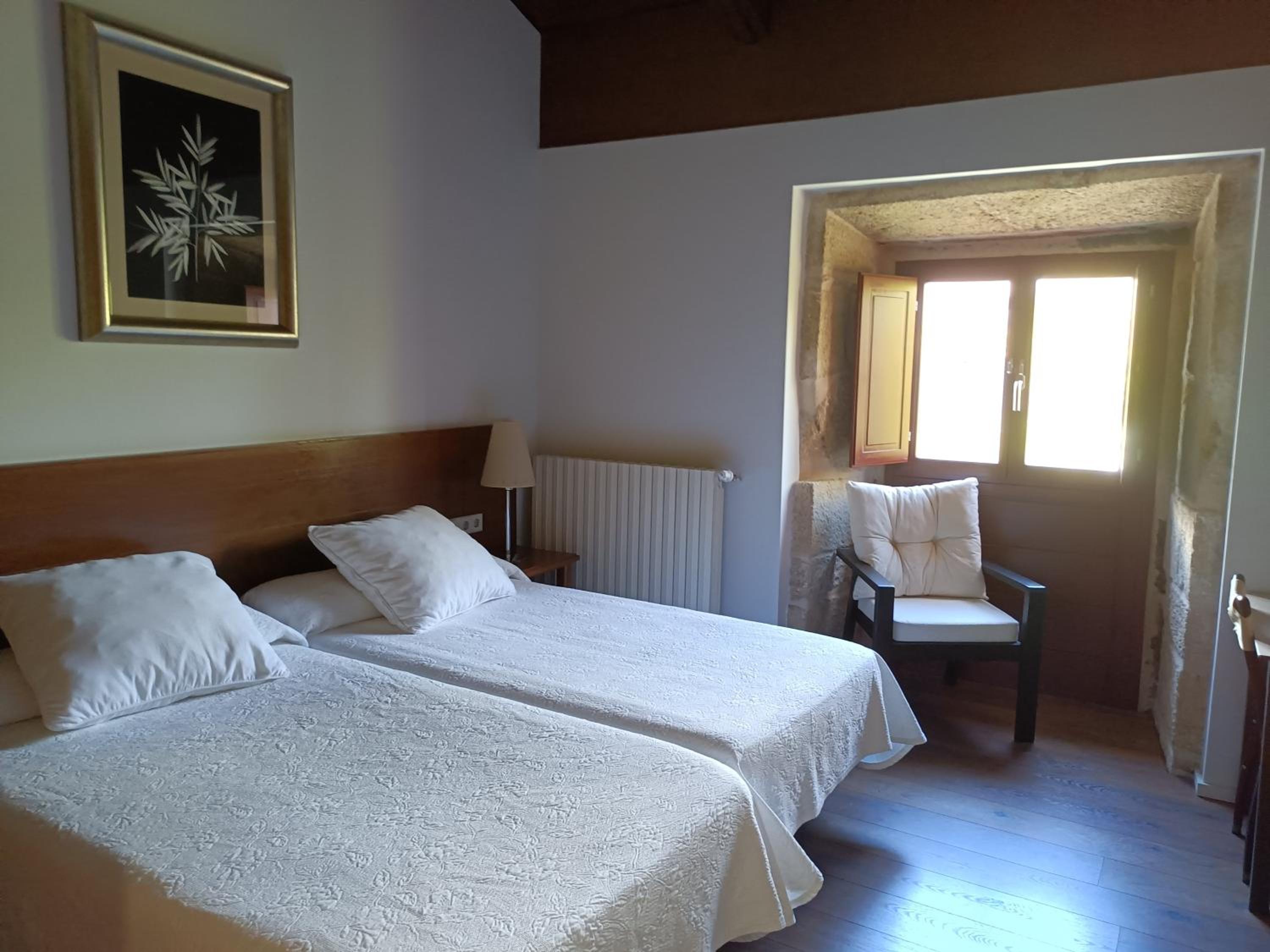 Double Room with Private Bathroom - Photo 9