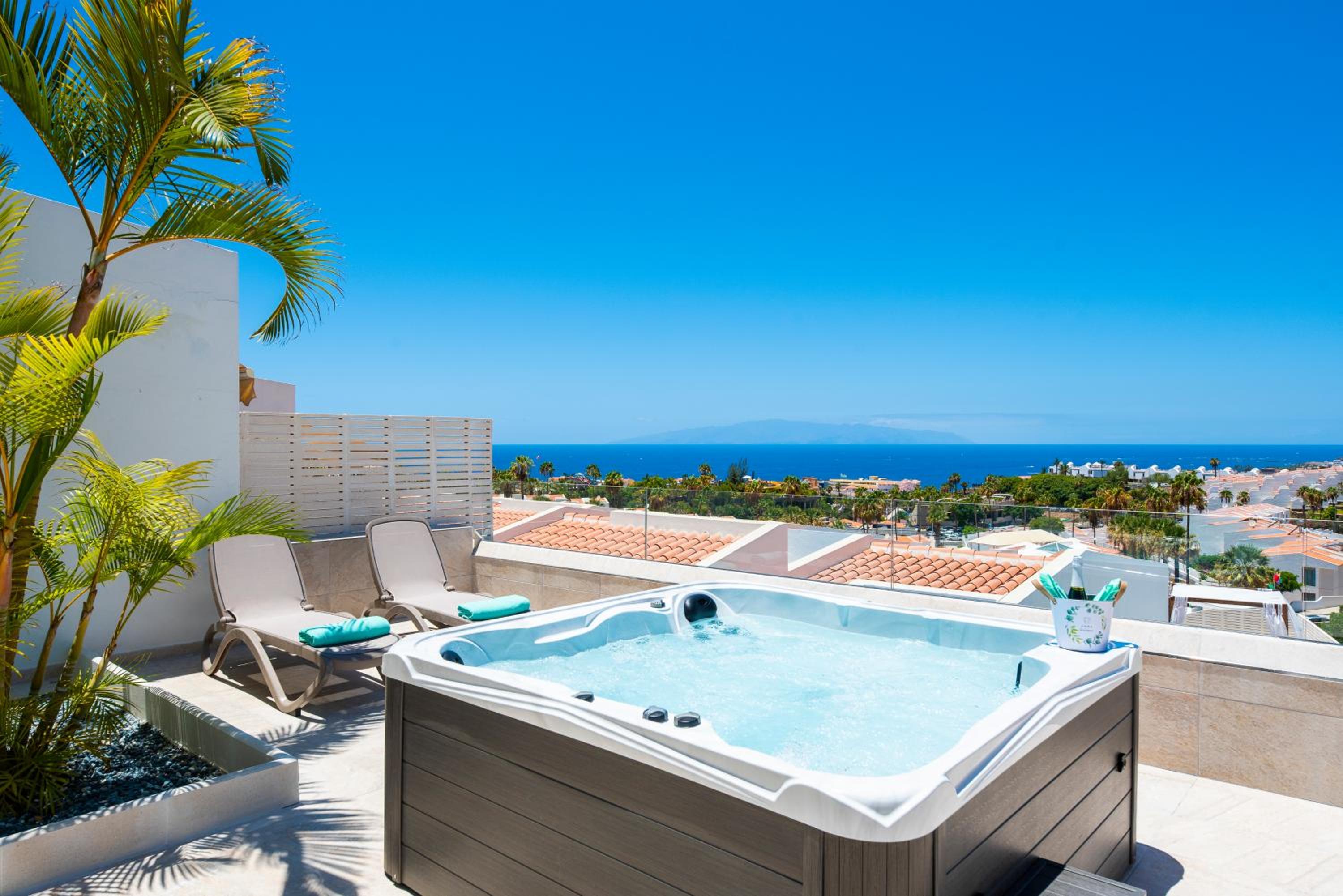 2 Bedrooms Bungalow with Chill Out Terrace + Jacuzzi + Sea Views + Ping-Pong Table photo 2