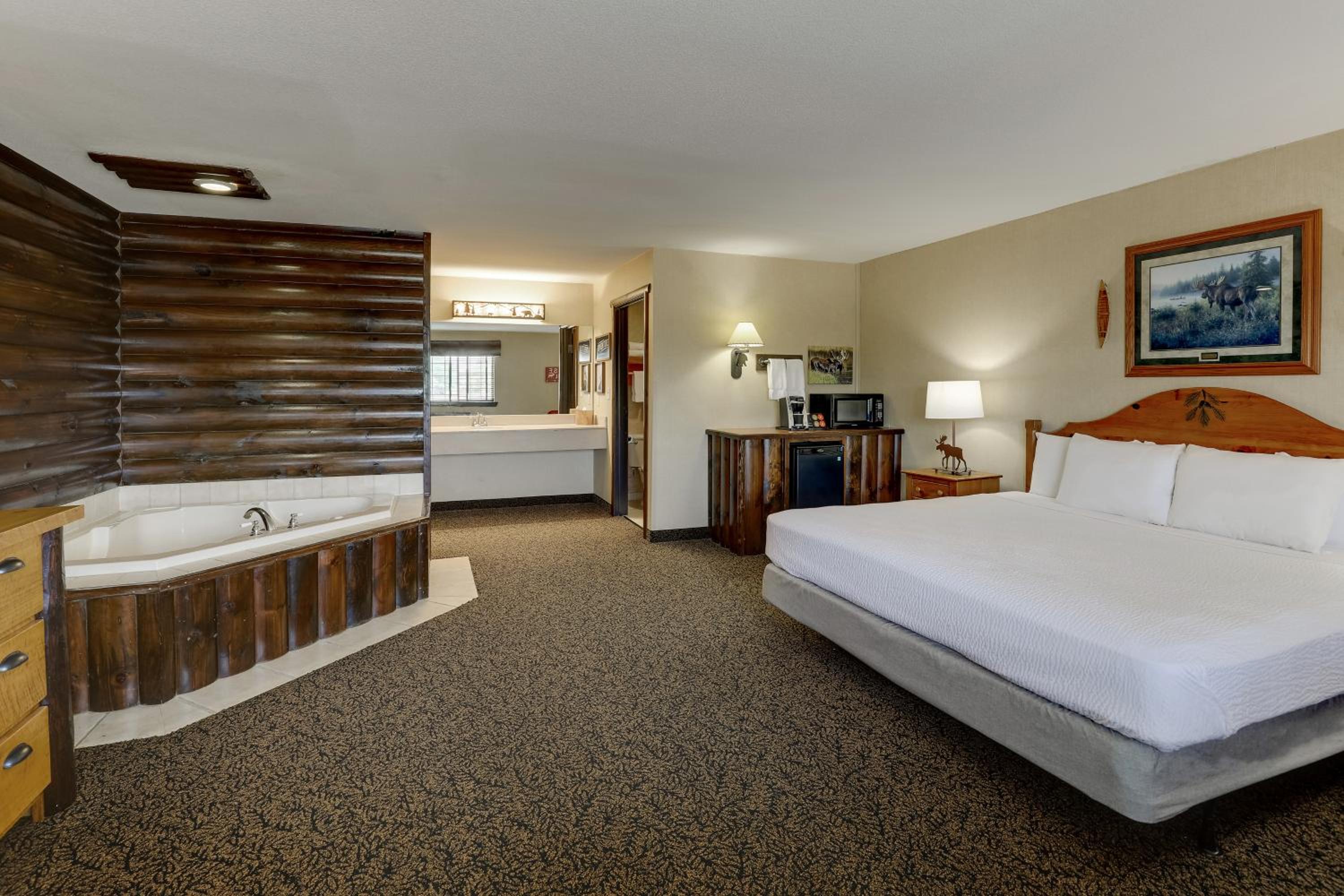 Suite with Hot Tub photo 2