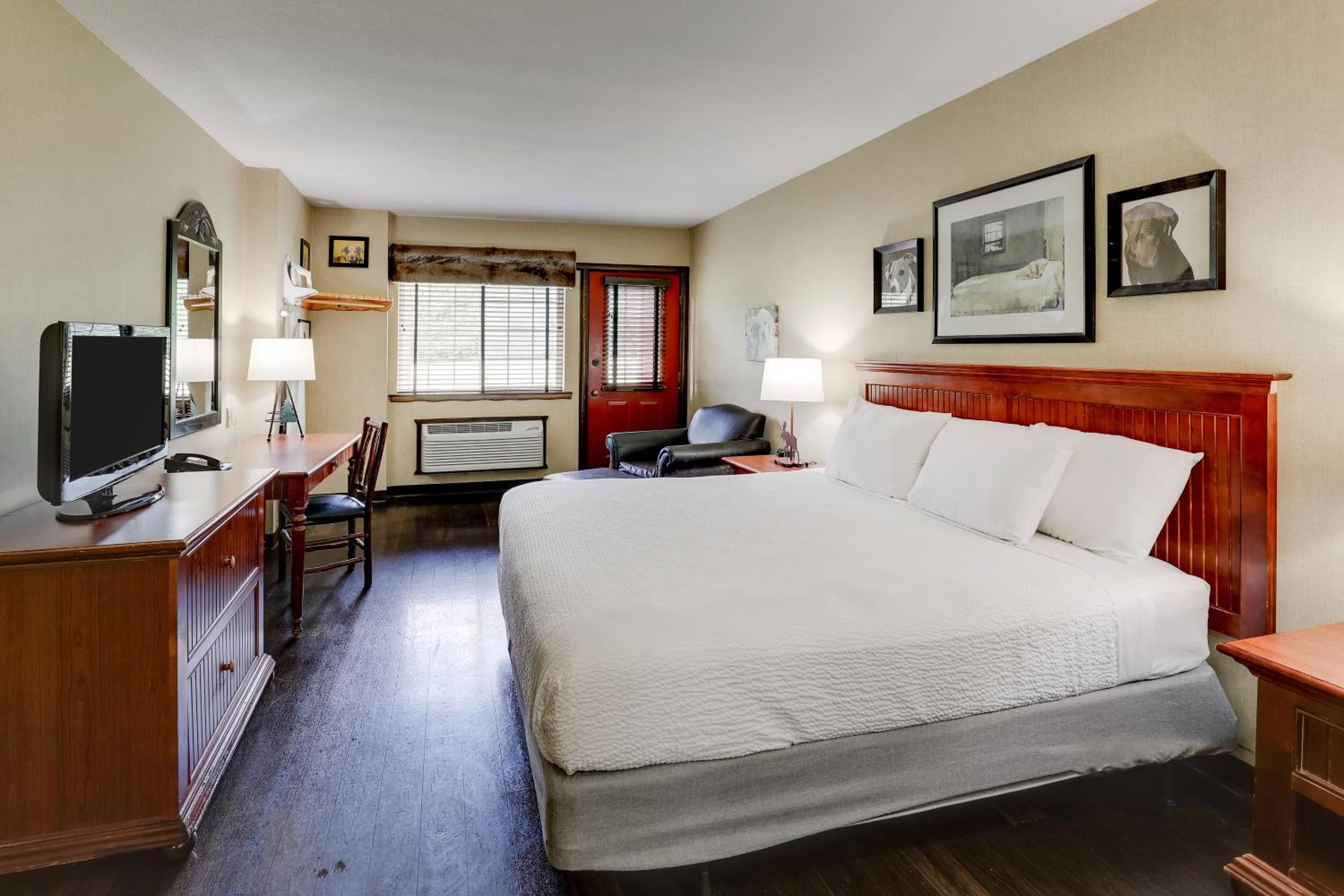 King Room with Balcony - Photo 1