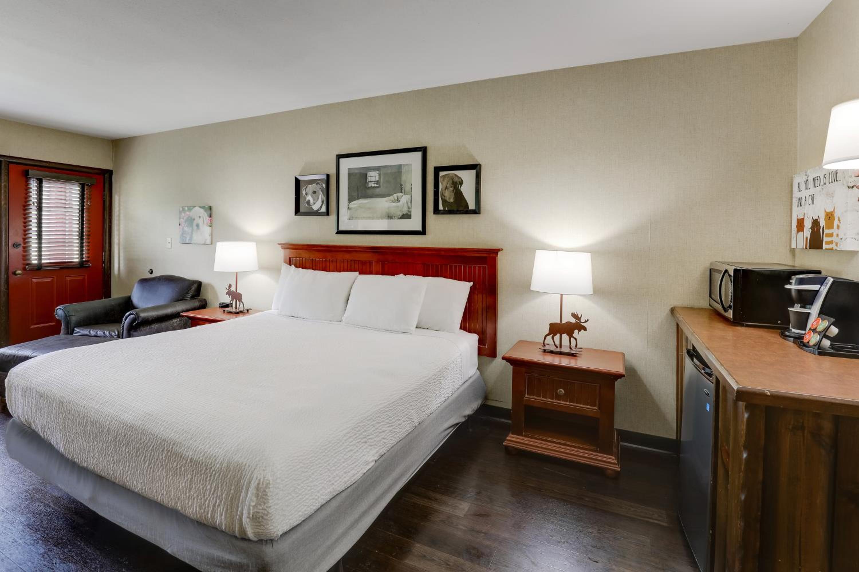 King Room with Balcony - Photo 4