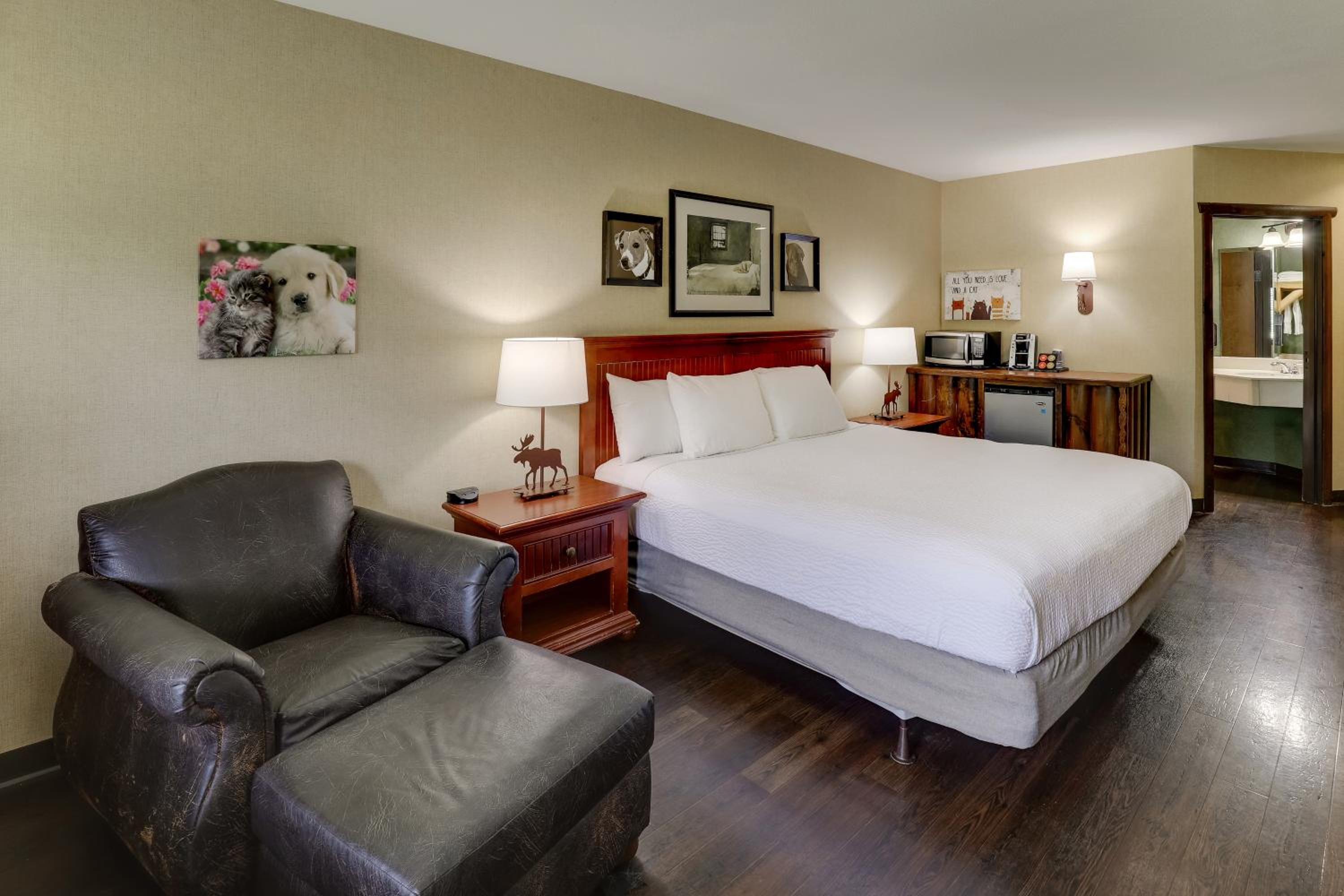 King Room with Balcony - Photo 5