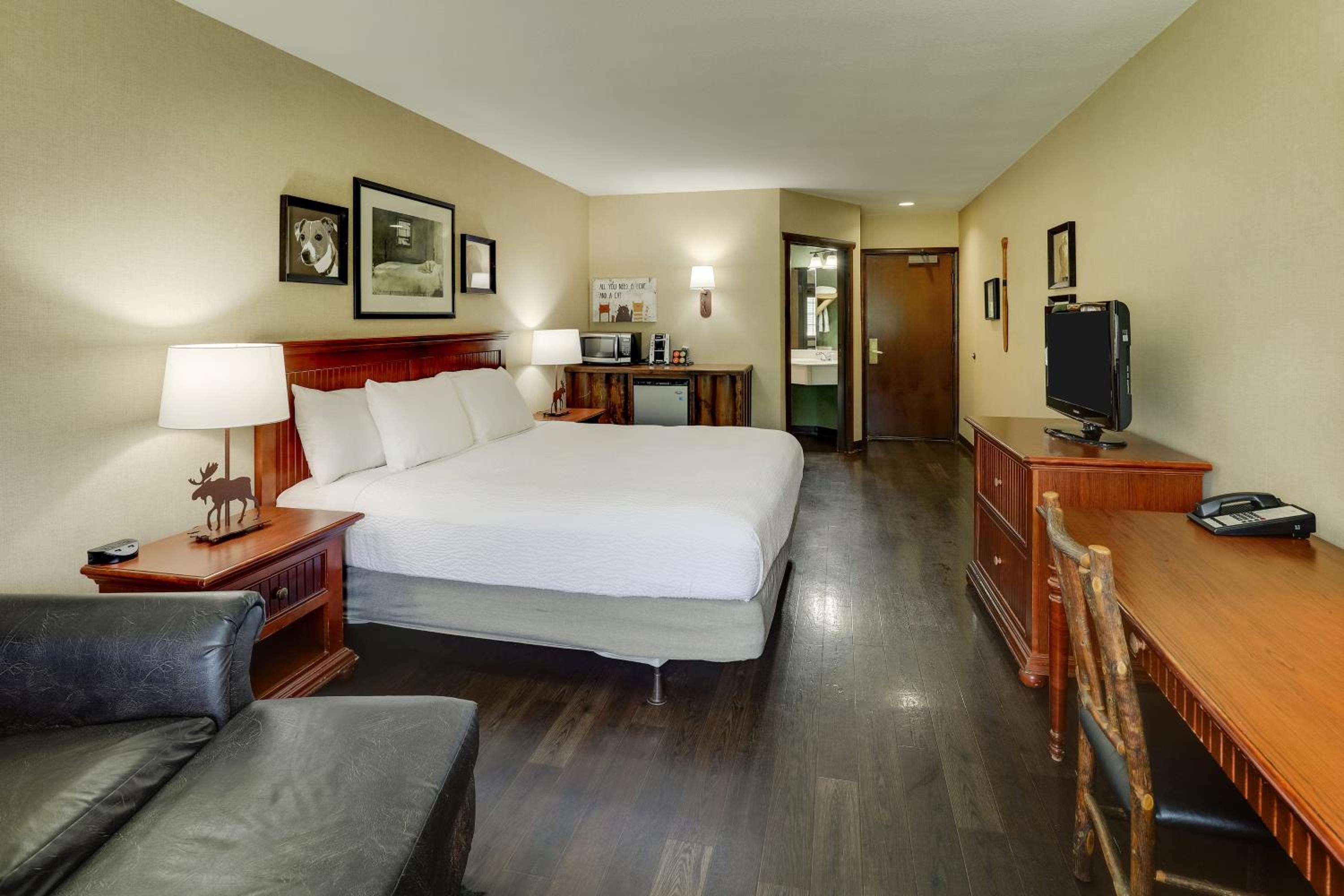 King Room with Balcony - Photo 3