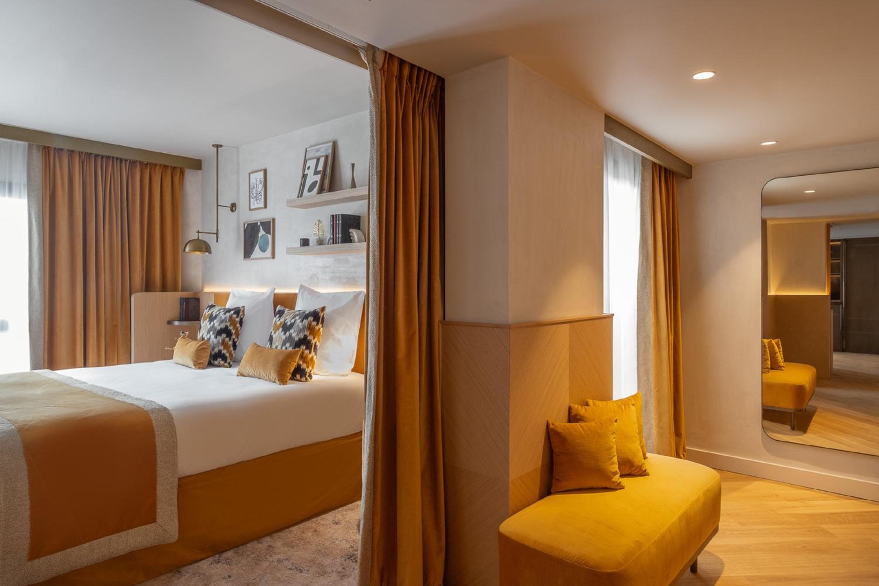 Suite - Photo 1