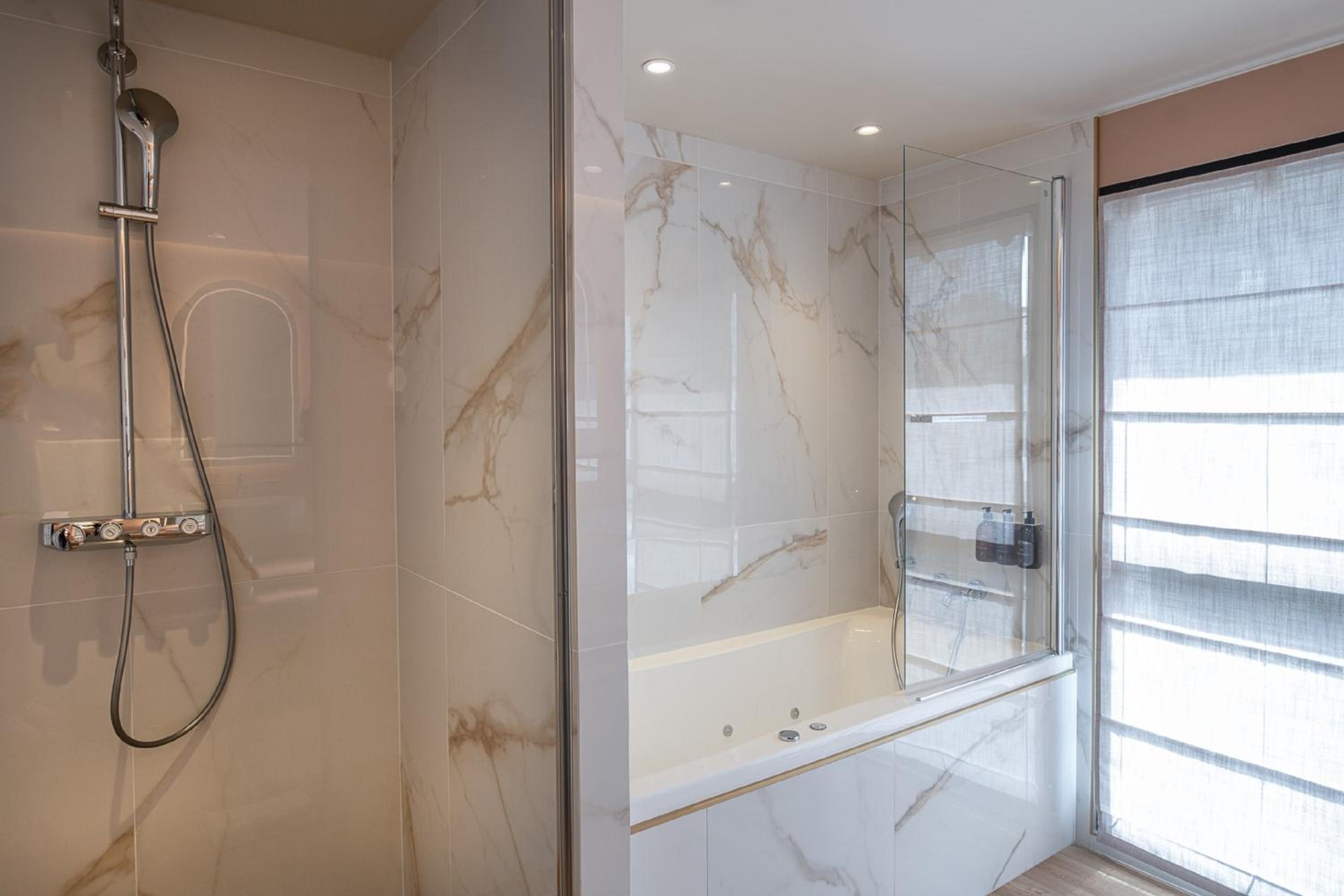 Suite - Photo 19