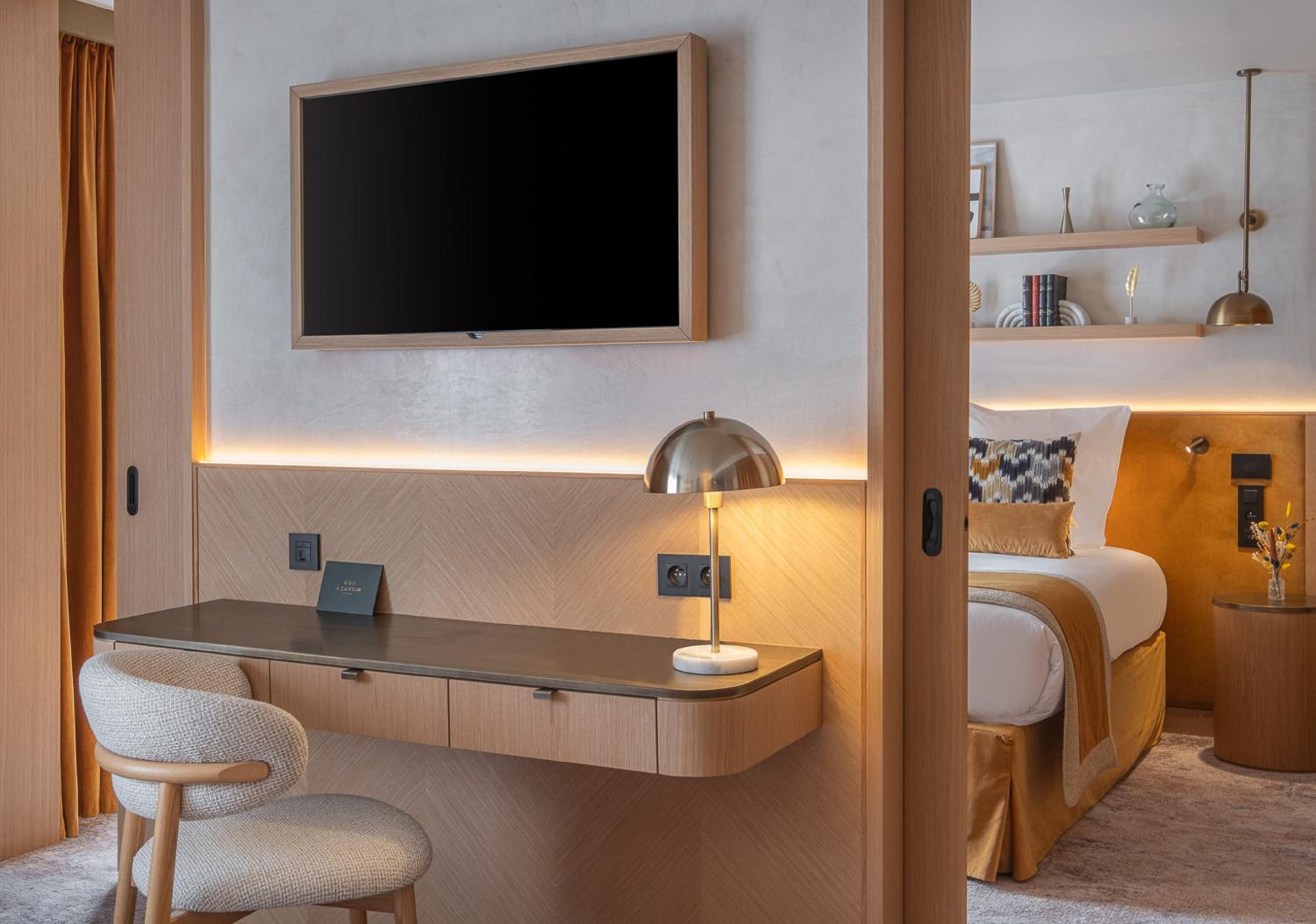 Suite - Photo 11
