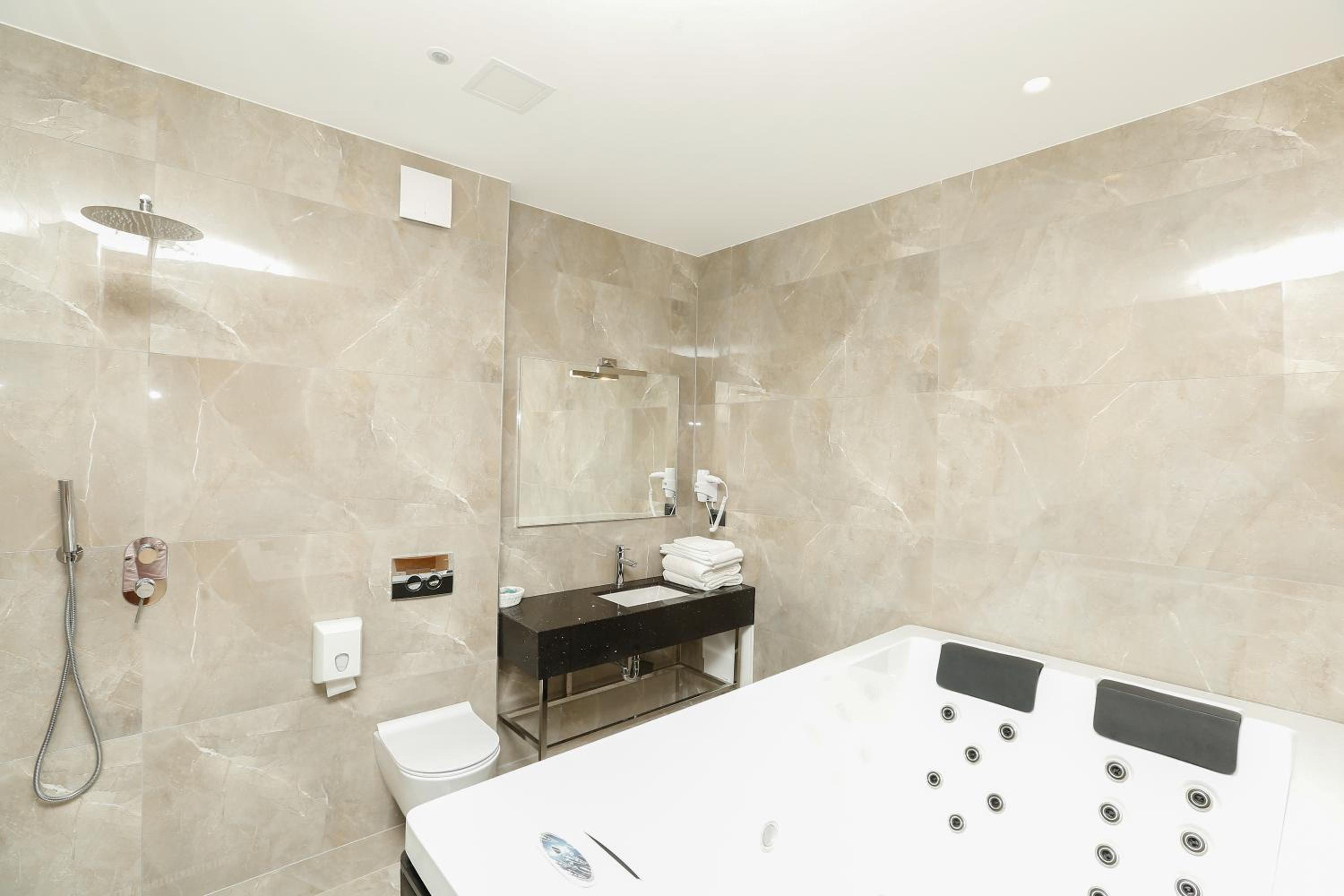 Suite with Free Parking and Wi-Fi photo 2