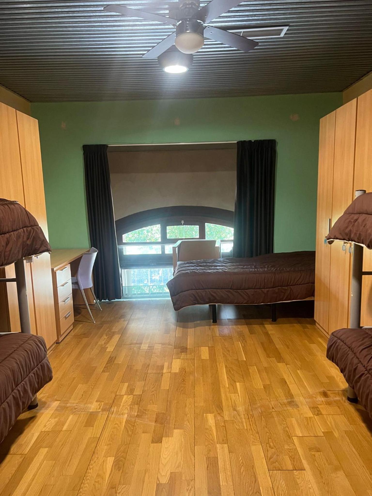 Cama individual en habitación compartida