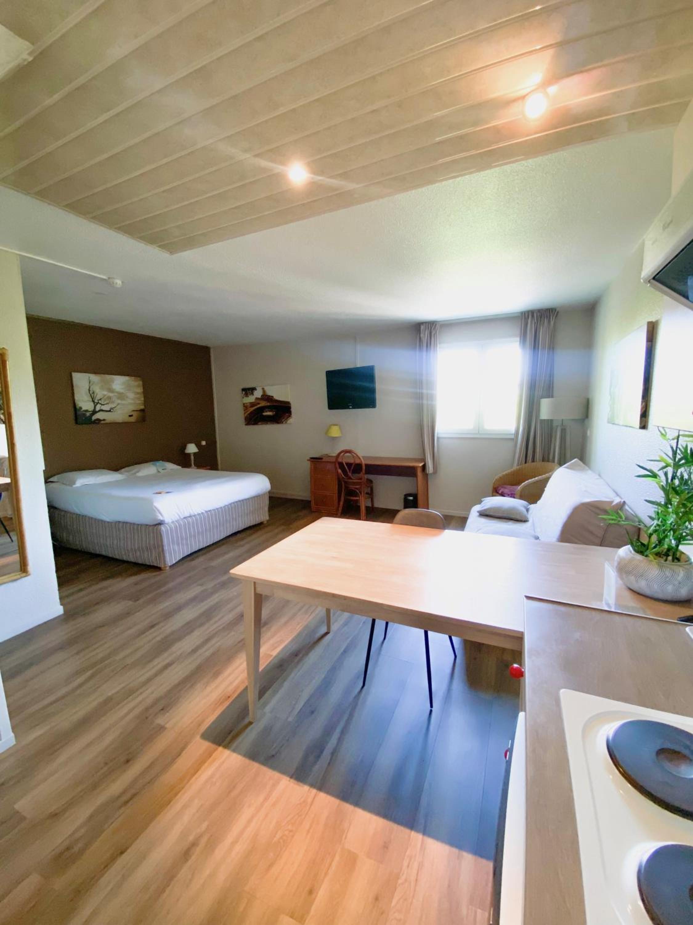 Standard Room - 1 Double Bed 1 Sofa - Photo 5