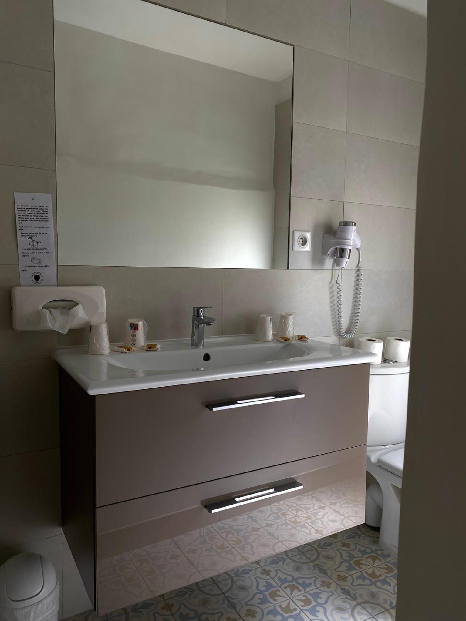 Quadruple Room - Photo 15