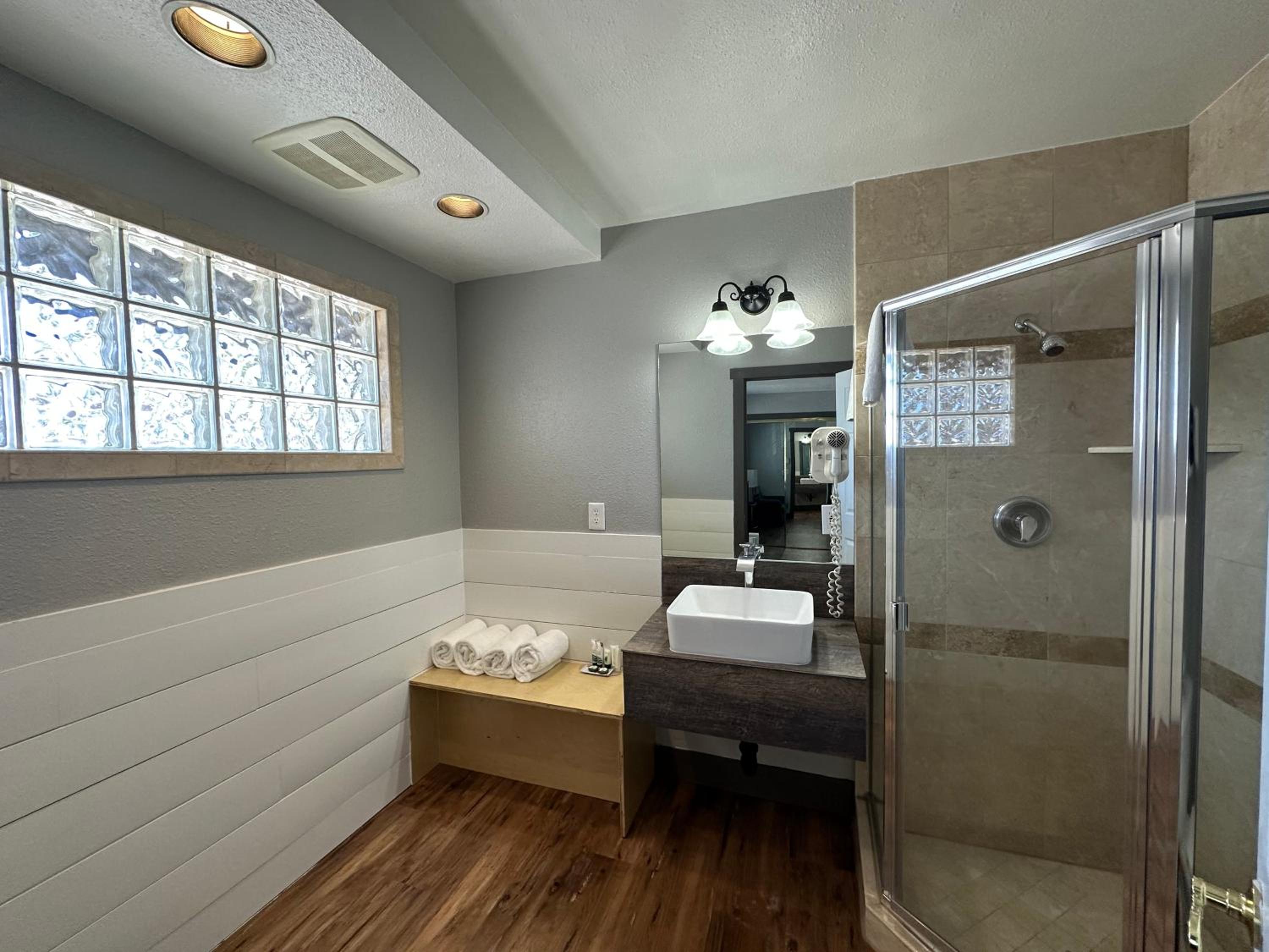Standard Queen Room with Two Queen Beds - Photo 2