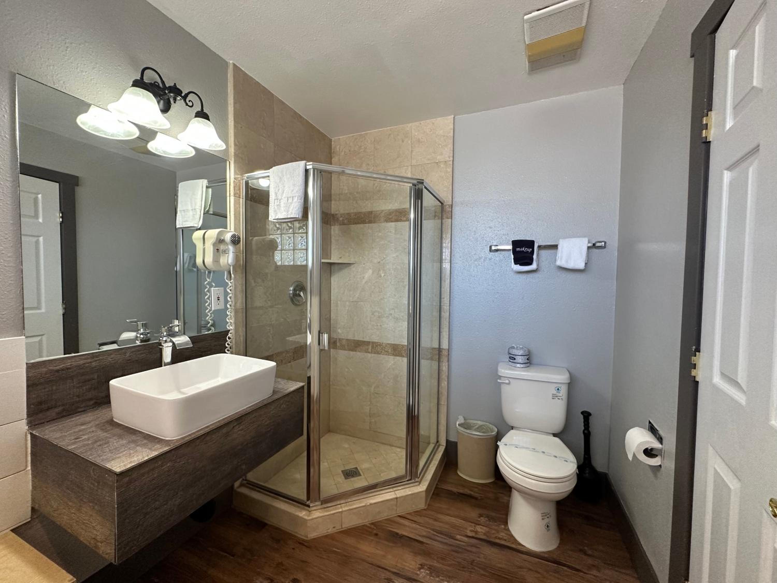 Standard Queen Room with Two Queen Beds - Photo 6