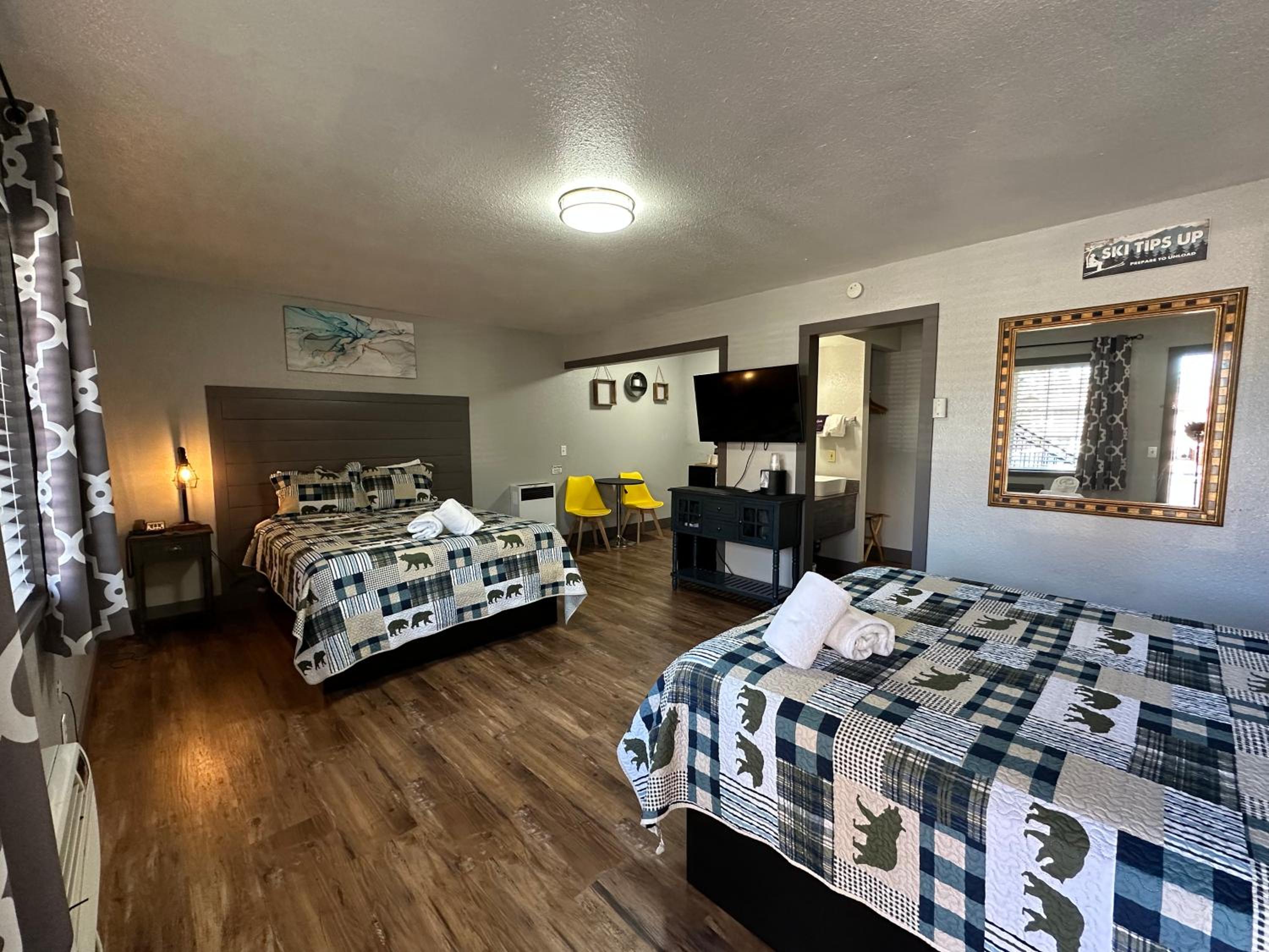 Standard Queen Room with Two Queen Beds - Photo 8