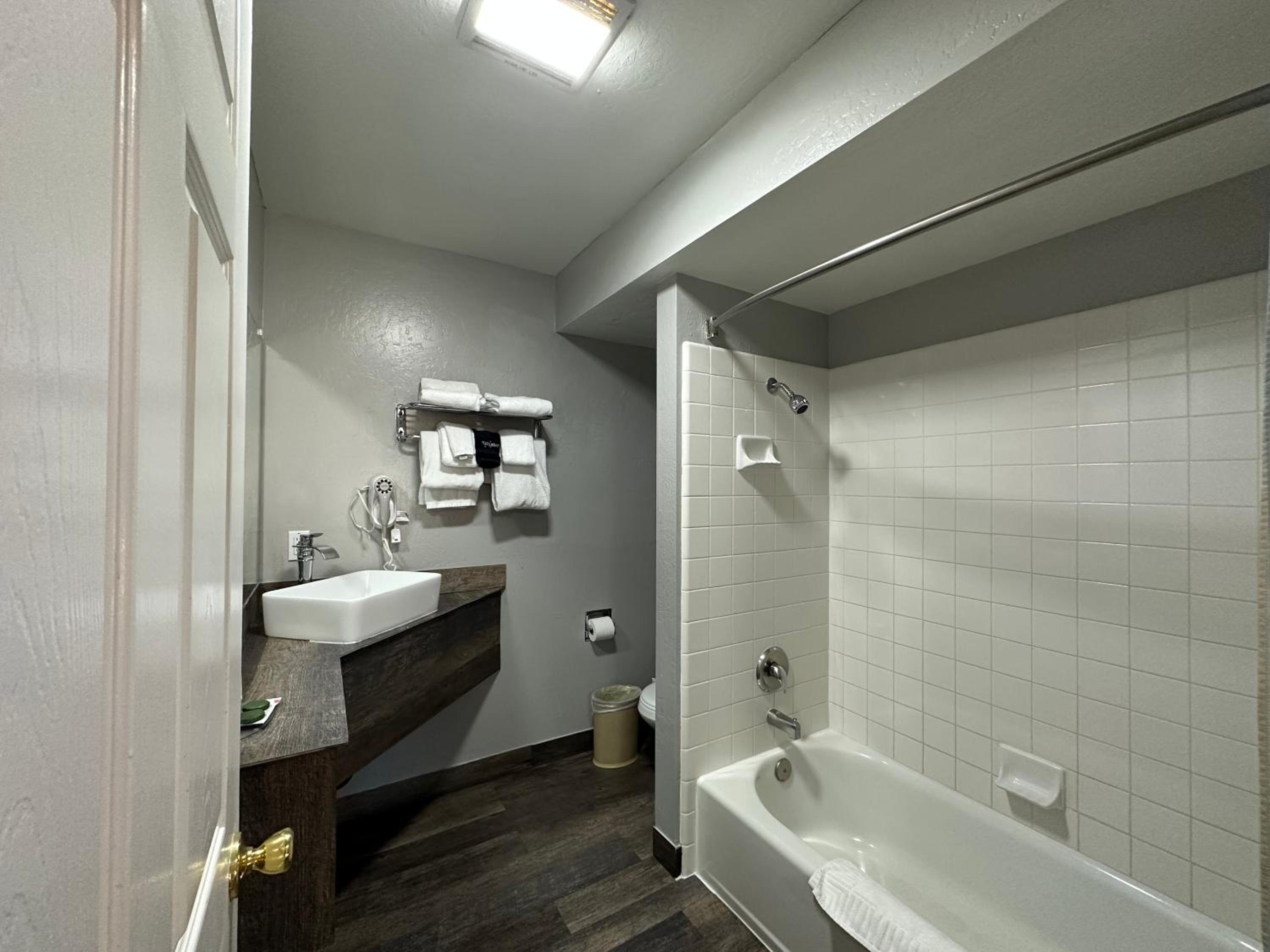 Standard Queen Room with Two Queen Beds - Photo 16