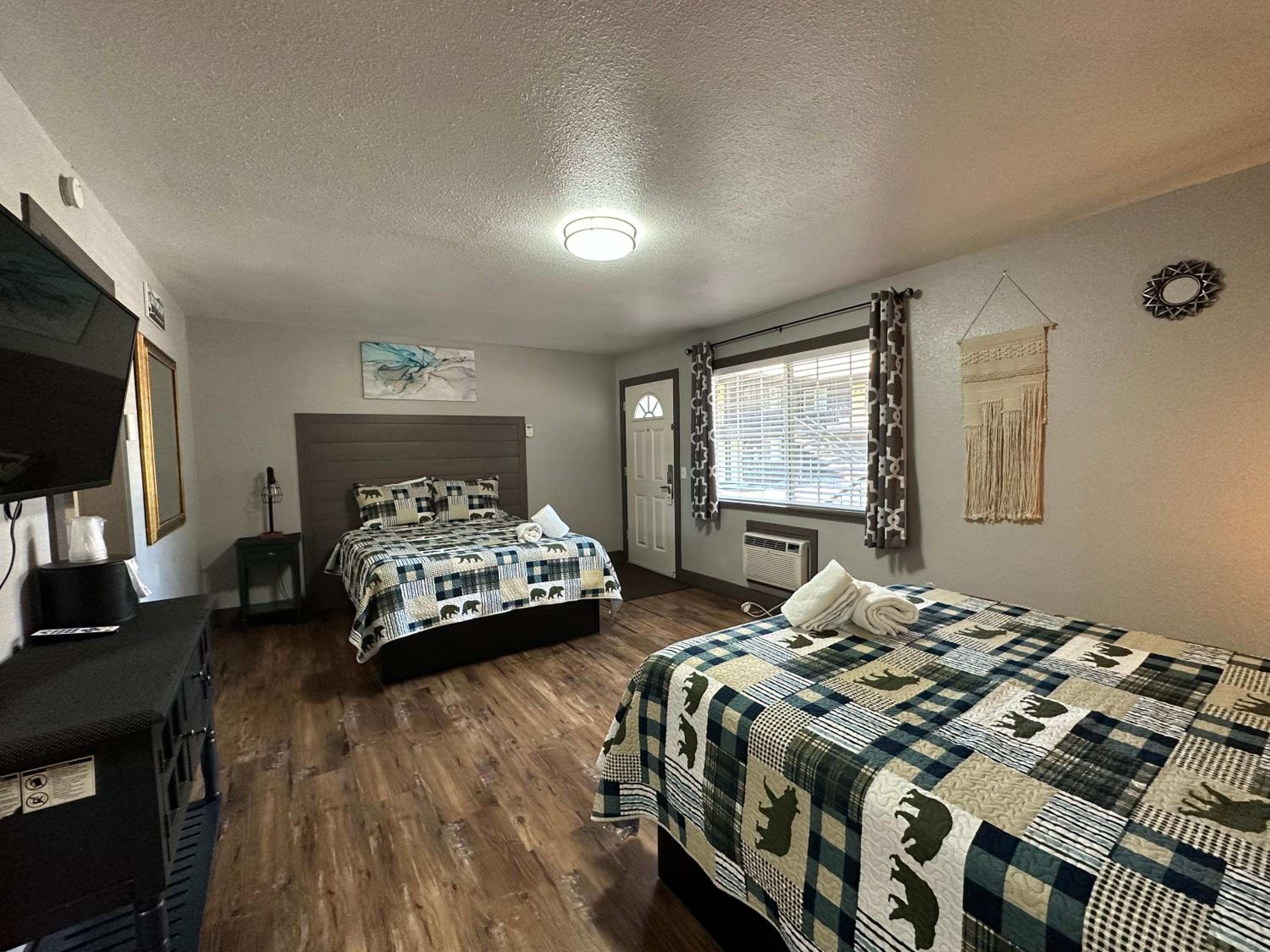 Standard Queen Room with Two Queen Beds - Photo 7