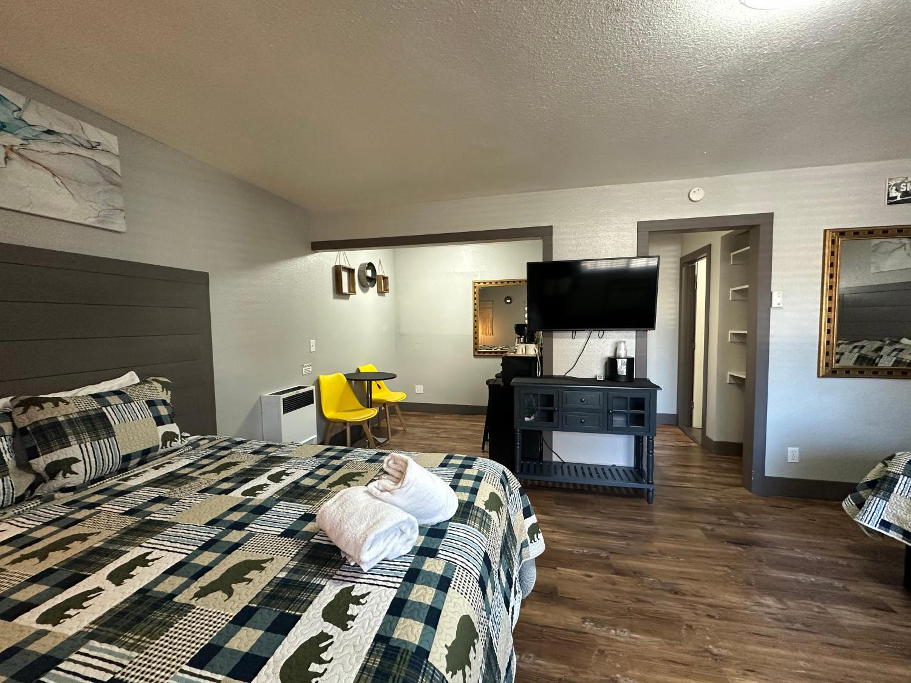 Standard Queen Room with Two Queen Beds - Photo 9