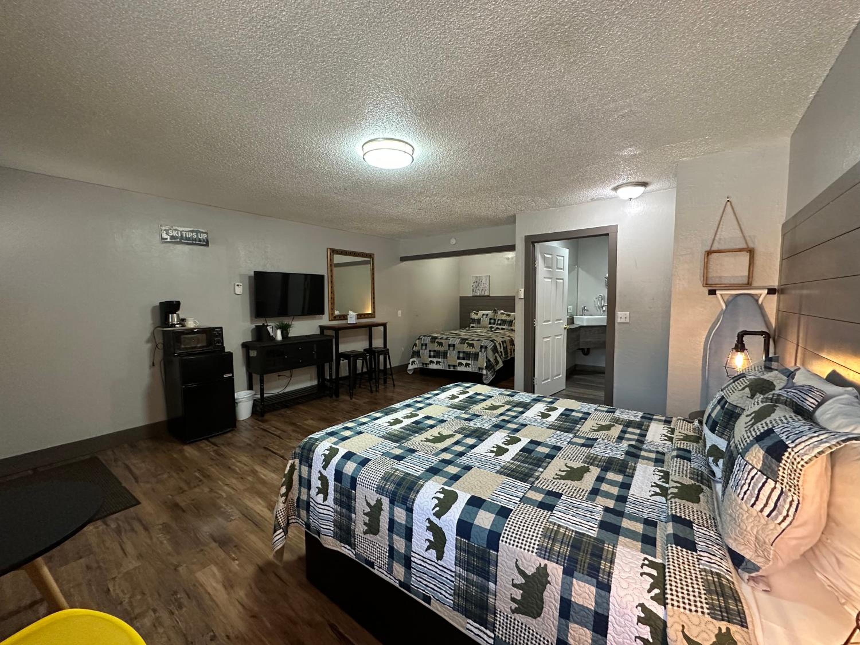 Standard Queen Room with Two Queen Beds - Photo 10