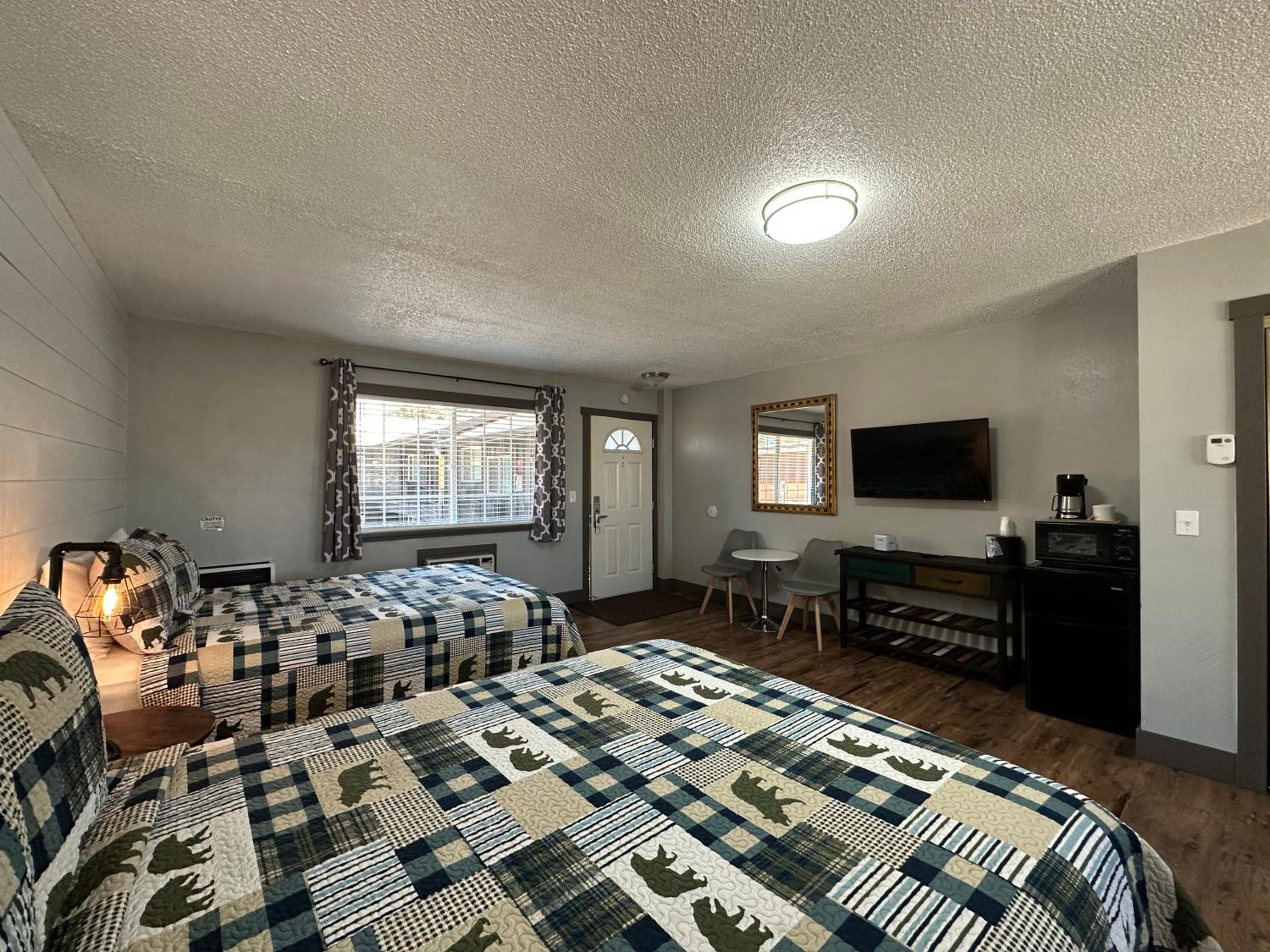 Standard Queen Room with Two Queen Beds - Photo 11