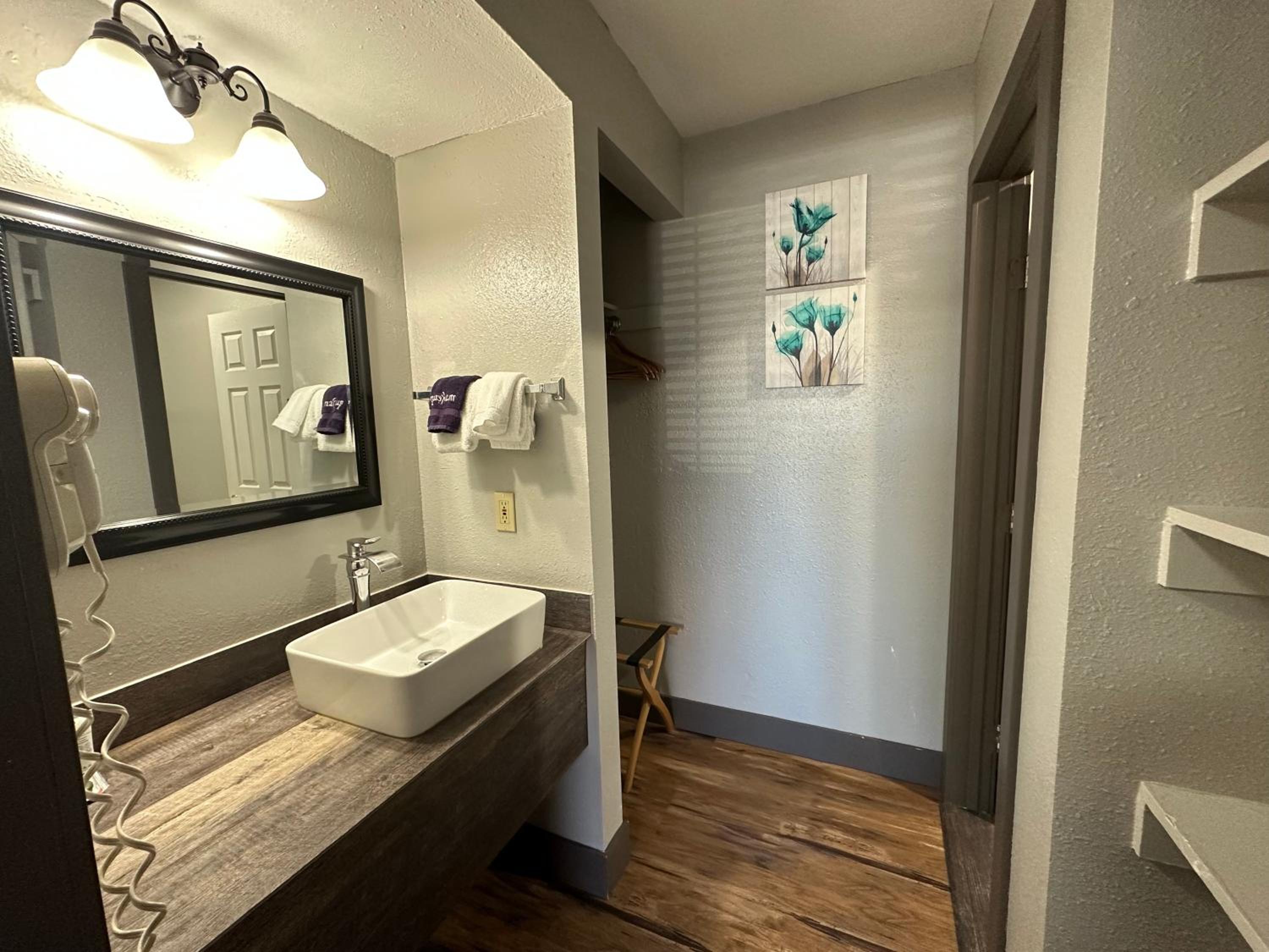 Standard Queen Room with Two Queen Beds - Photo 17