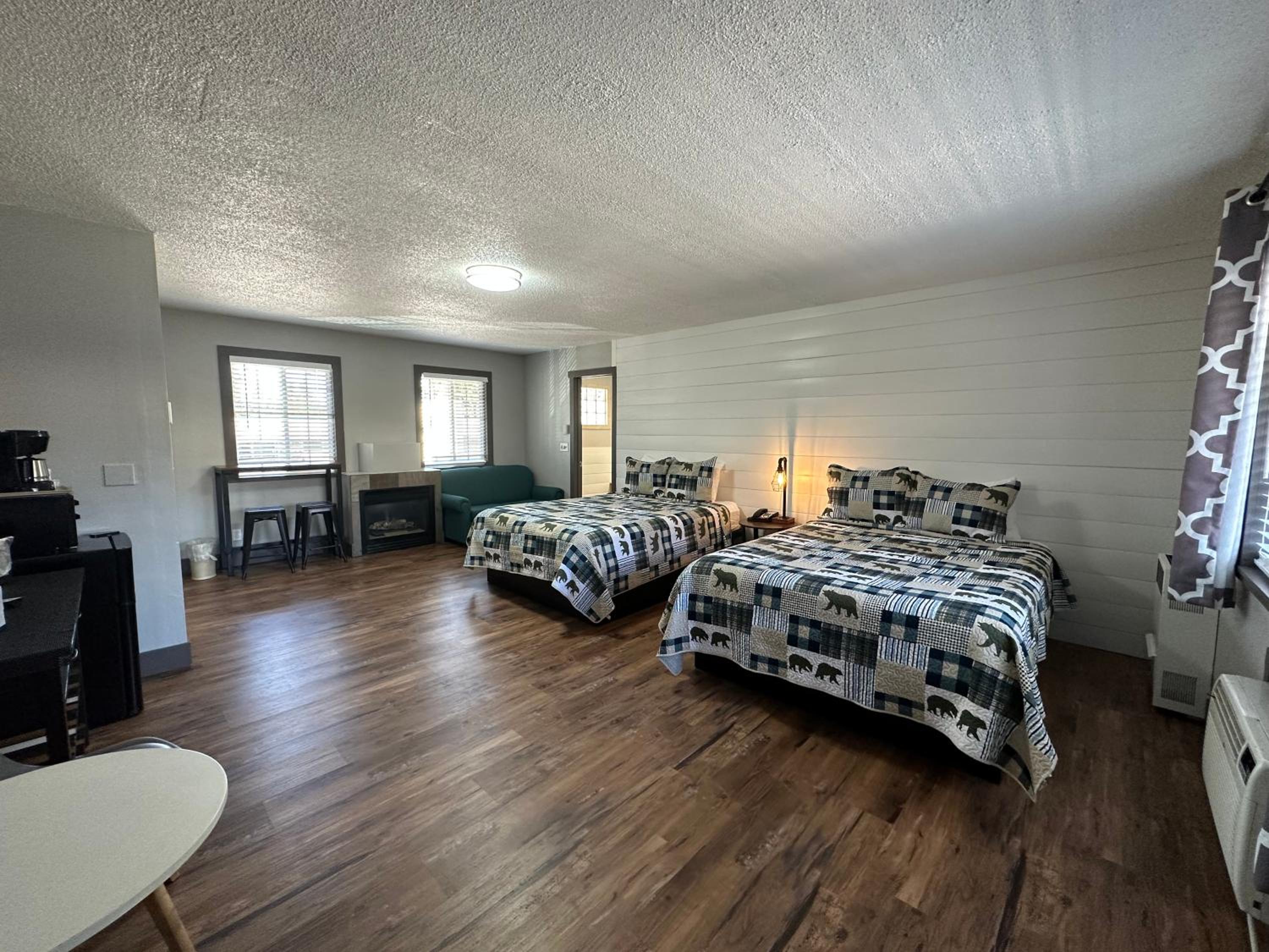 Standard Queen Room with Two Queen Beds - Photo 18