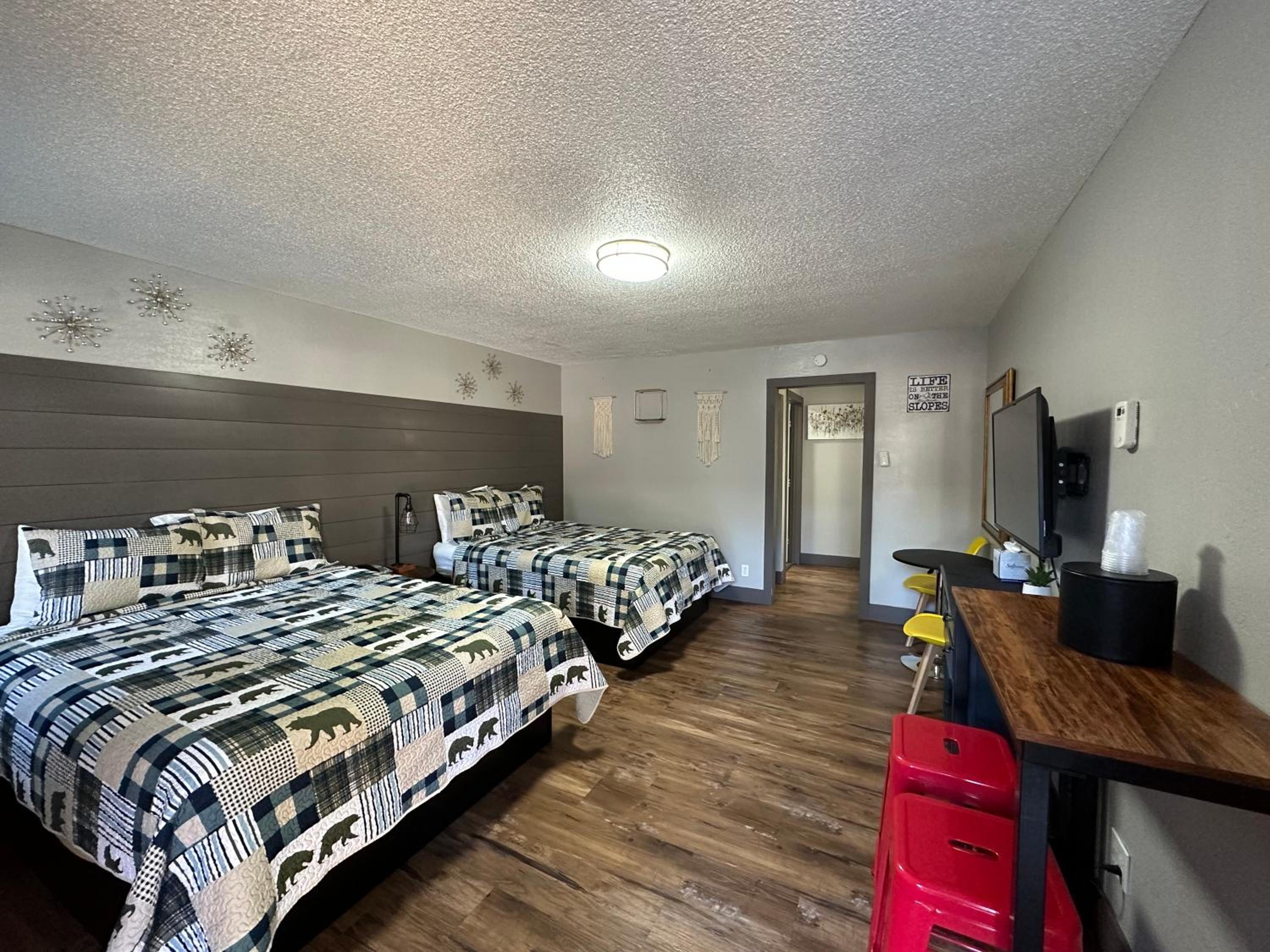 Standard Queen Room with Two Queen Beds - Photo 4