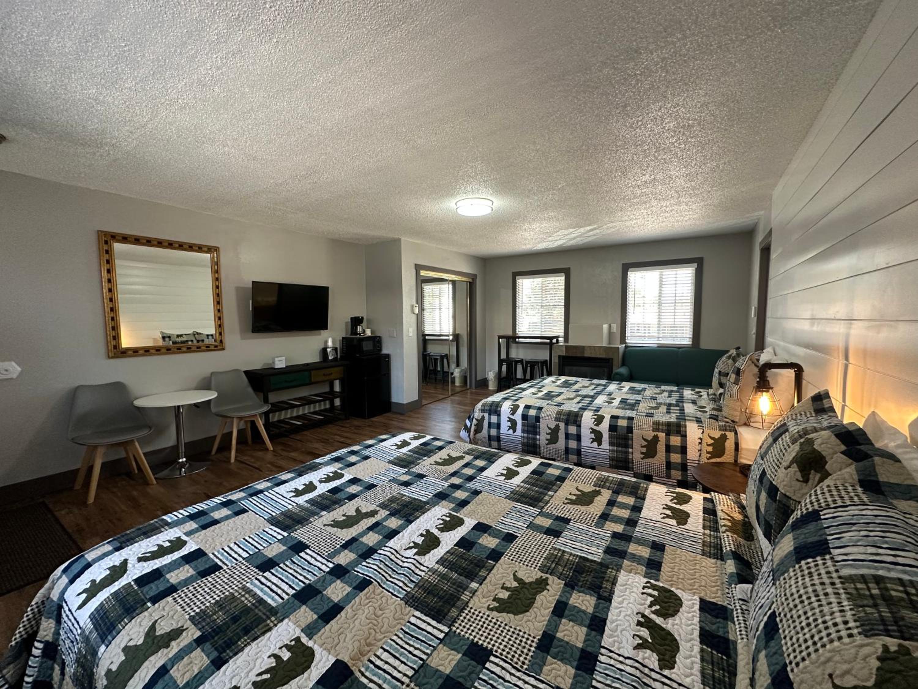 Standard Queen Room with Two Queen Beds - Photo 5