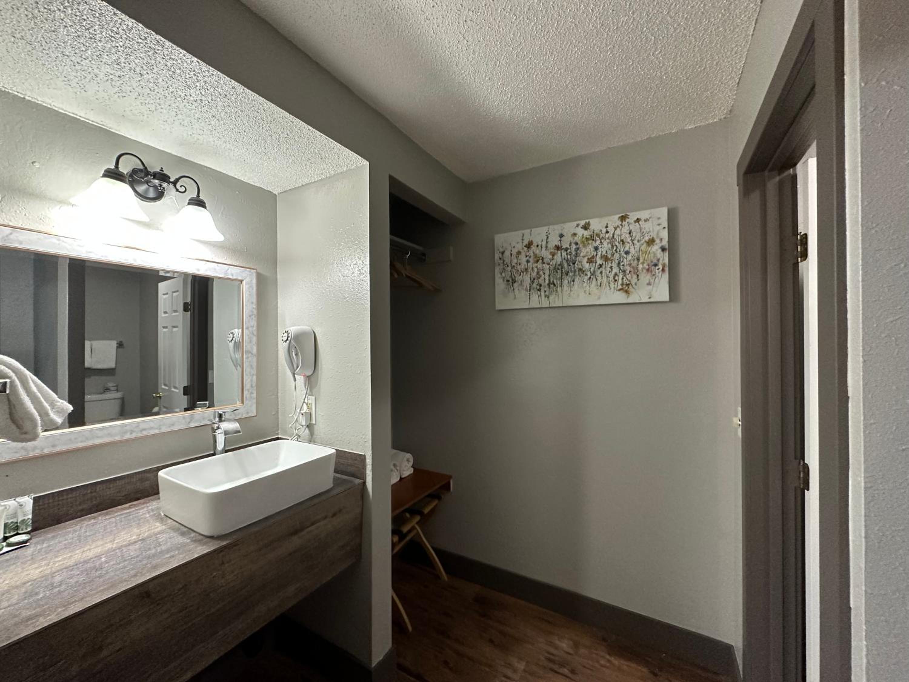 Standard Queen Room with Three Queen Beds - Photo 6
