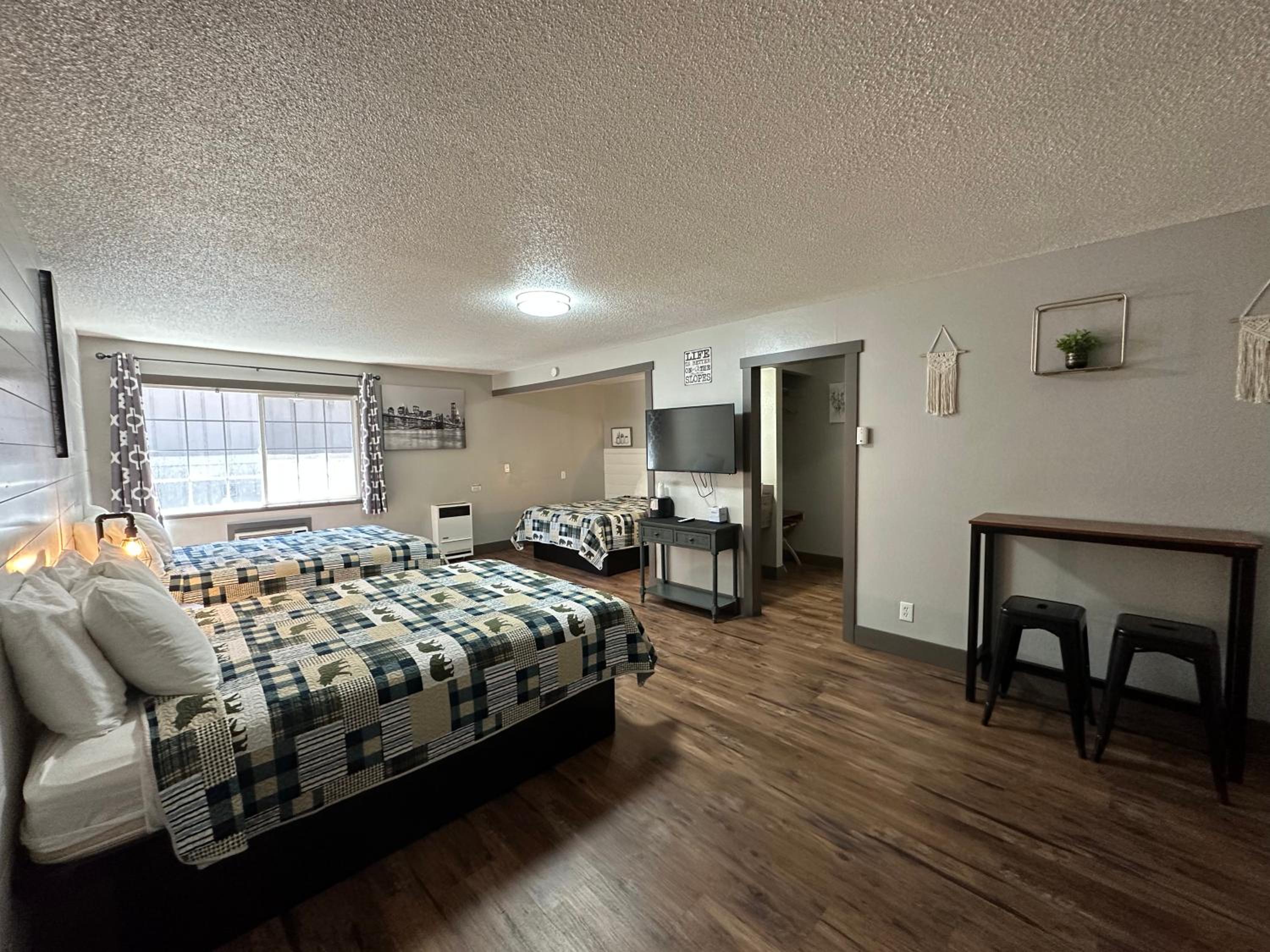 Standard Queen Room with Three Queen Beds - Photo 3