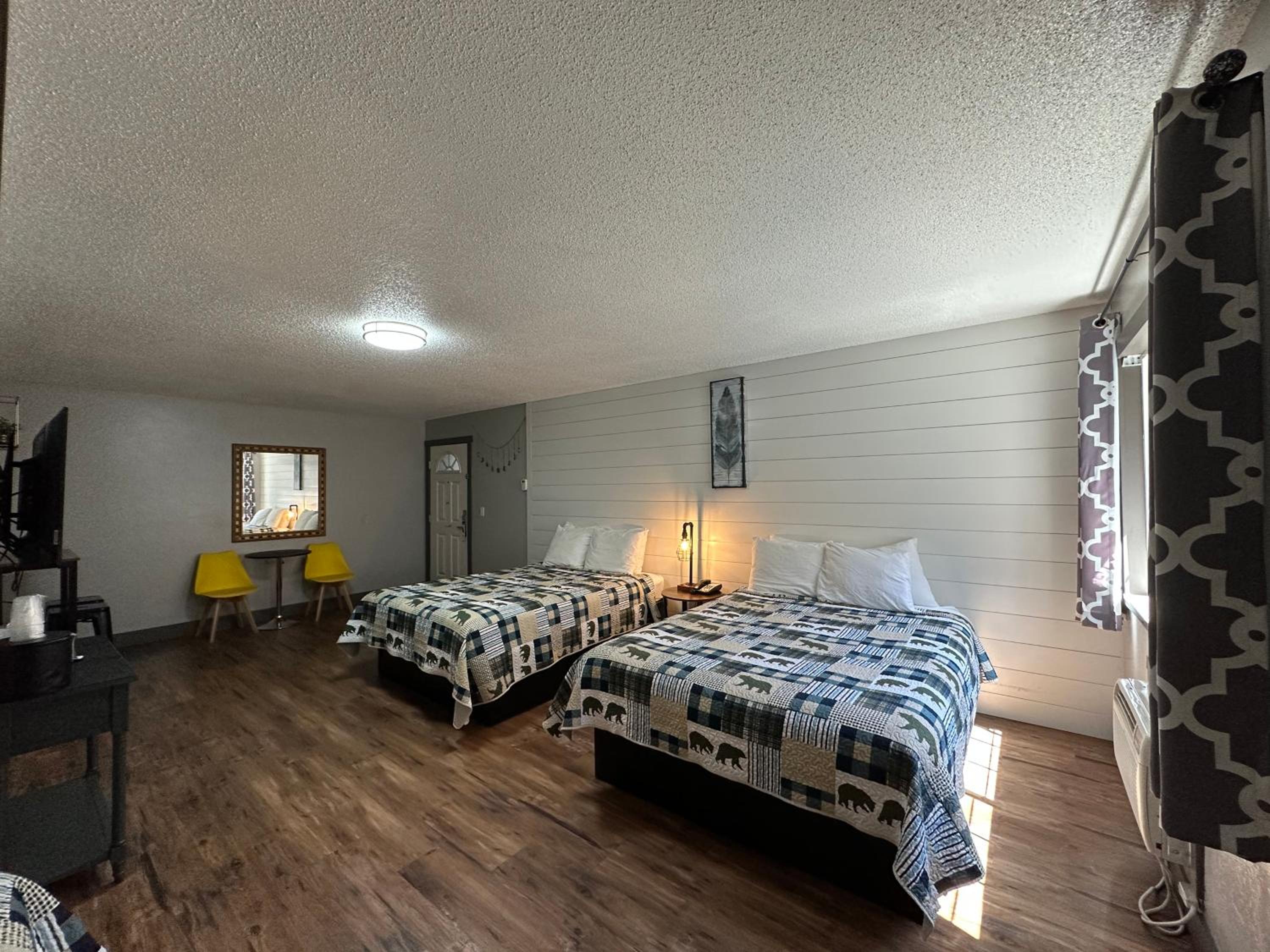 Standard Queen Room with Three Queen Beds - Photo 2