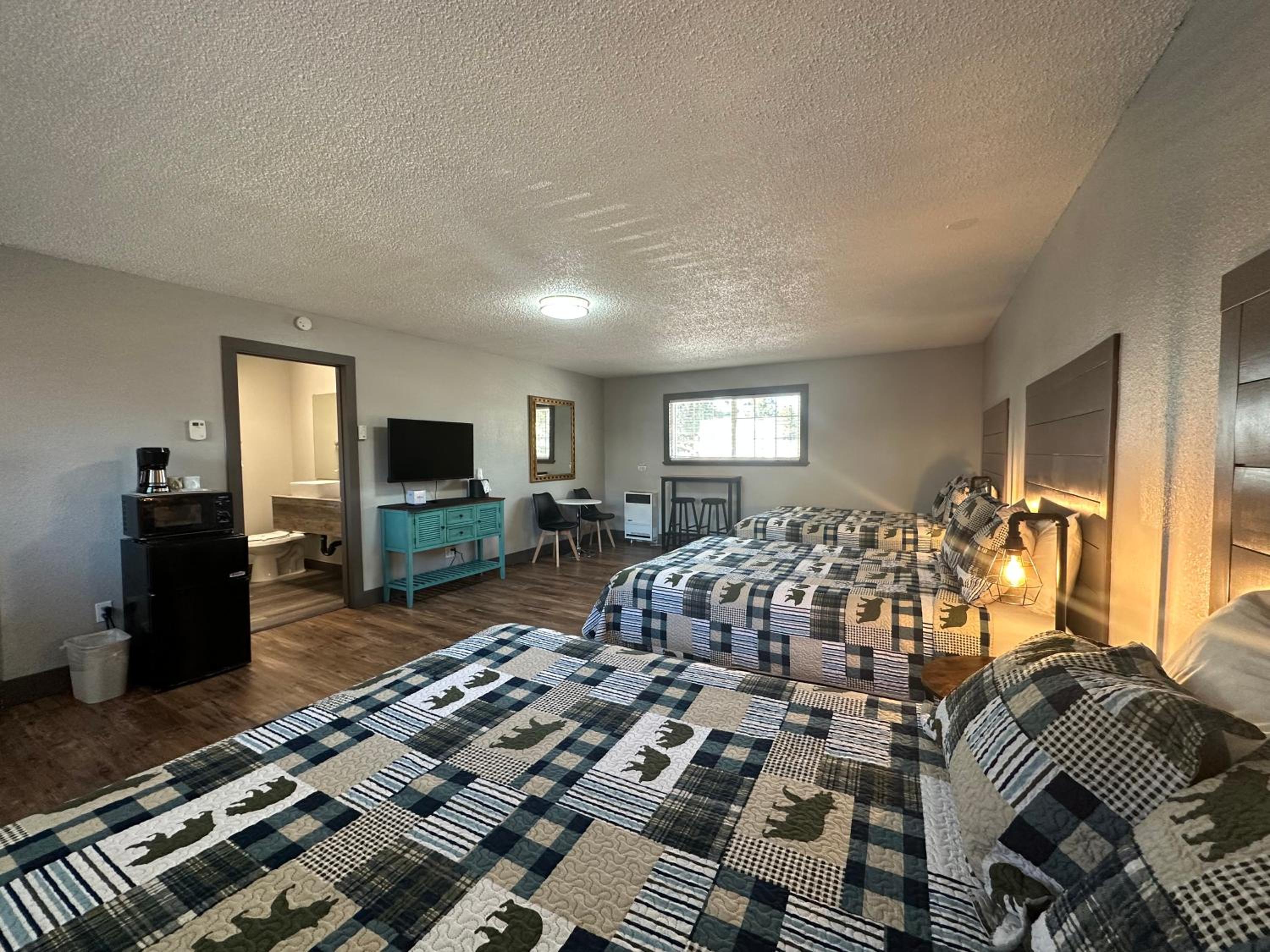 Standard Queen Room with Three Queen Beds - Photo 4