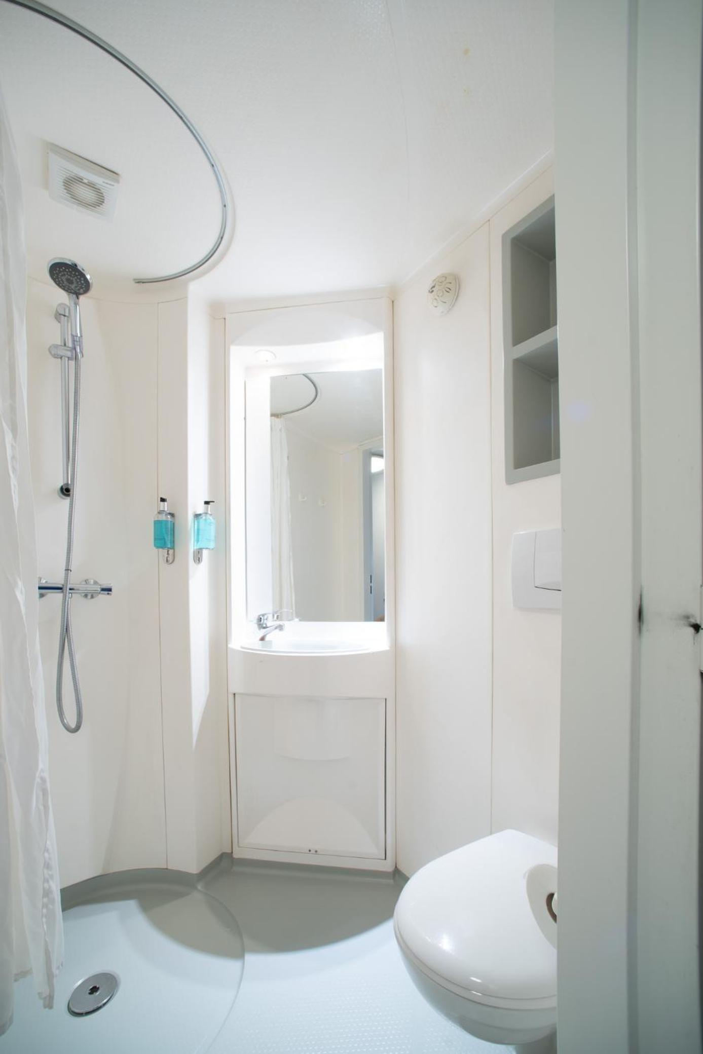 Standard Double Room - No Window photo 3